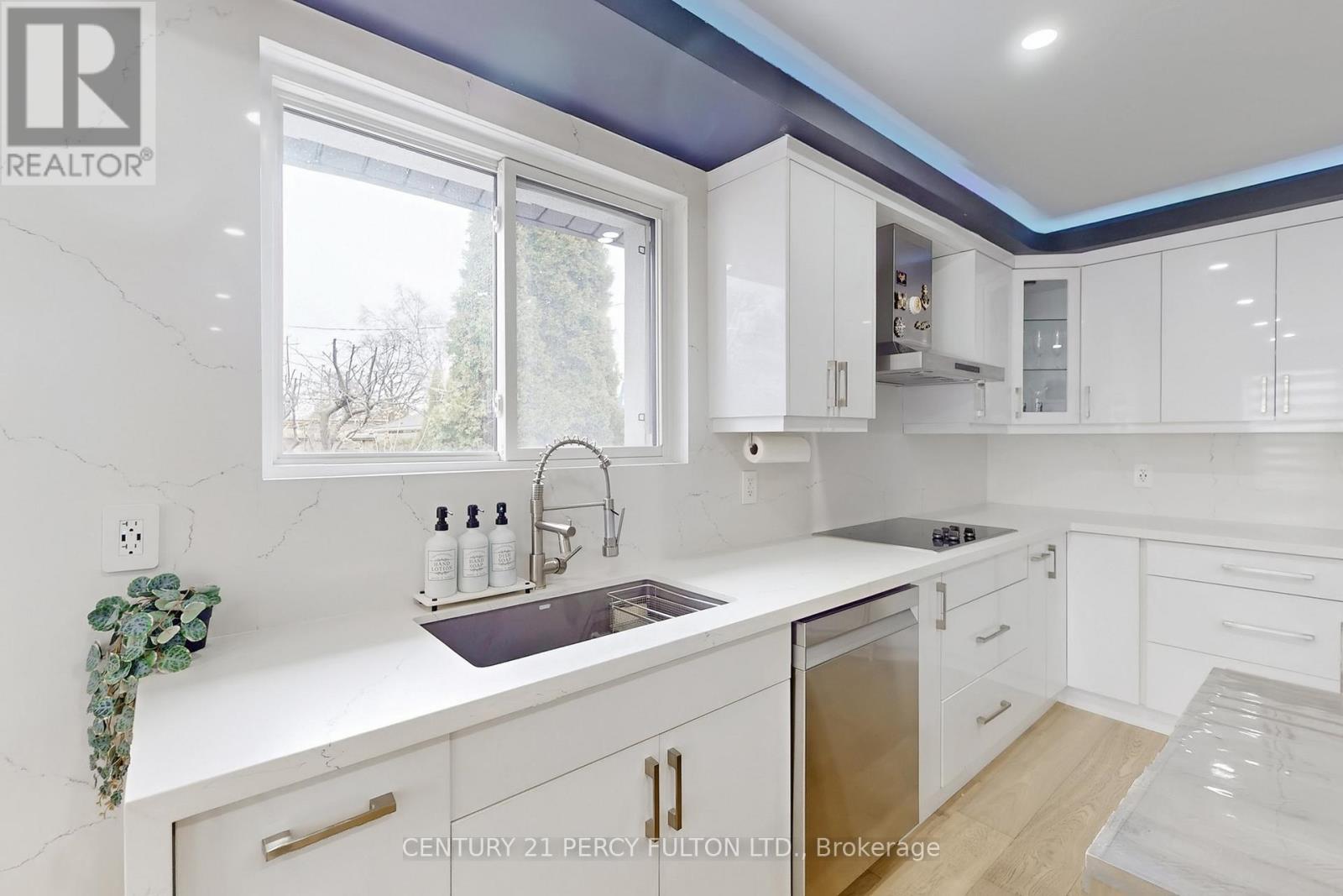 26 Farley Crescent, Toronto, Ontario  M9R 2A6 - Photo 13 - W12938218