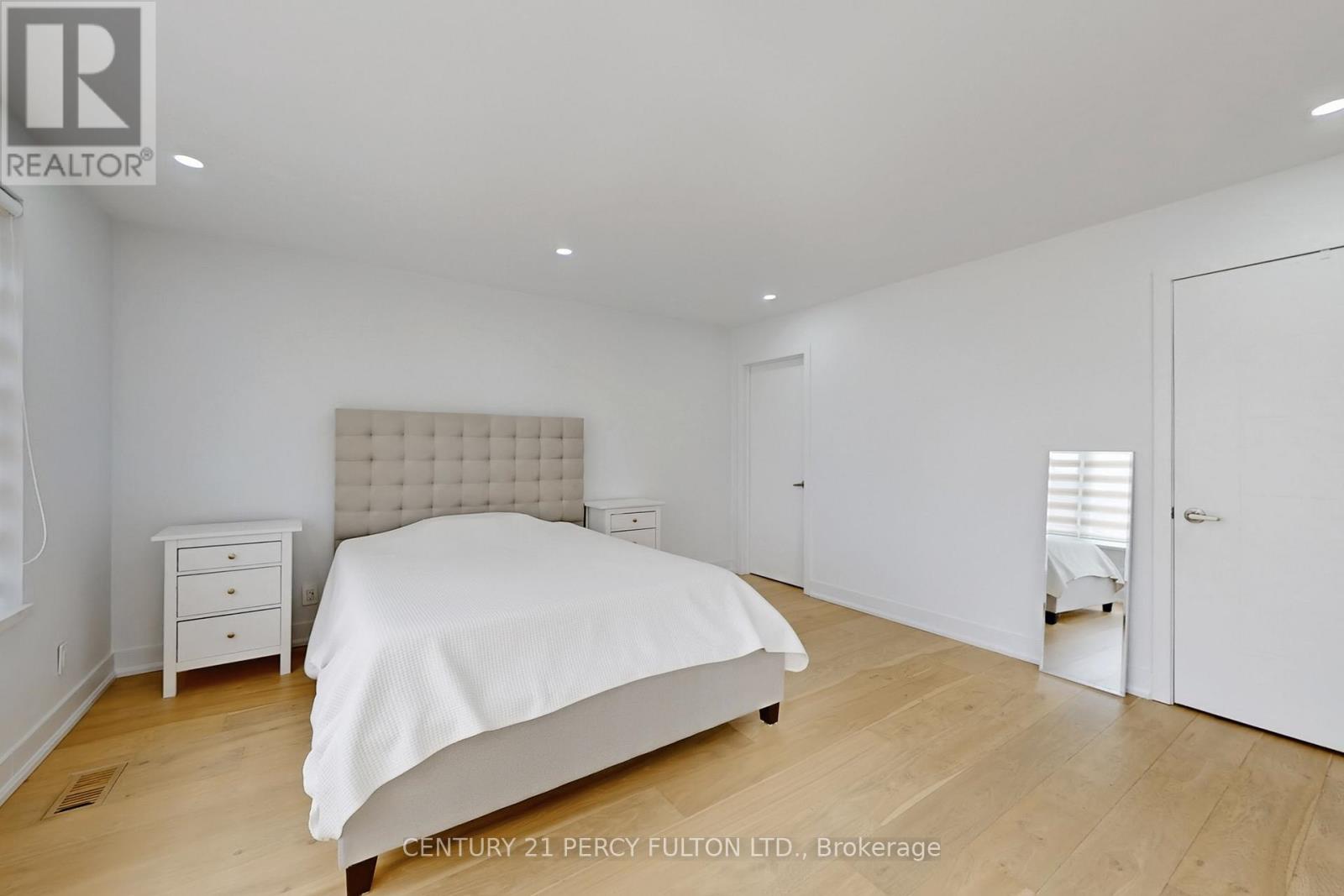 26 Farley Crescent, Toronto, Ontario  M9R 2A6 - Photo 17 - W12938218