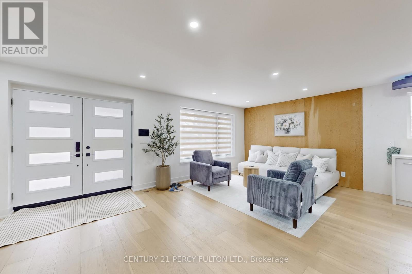 26 Farley Crescent, Toronto, Ontario  M9R 2A6 - Photo 4 - W12938218