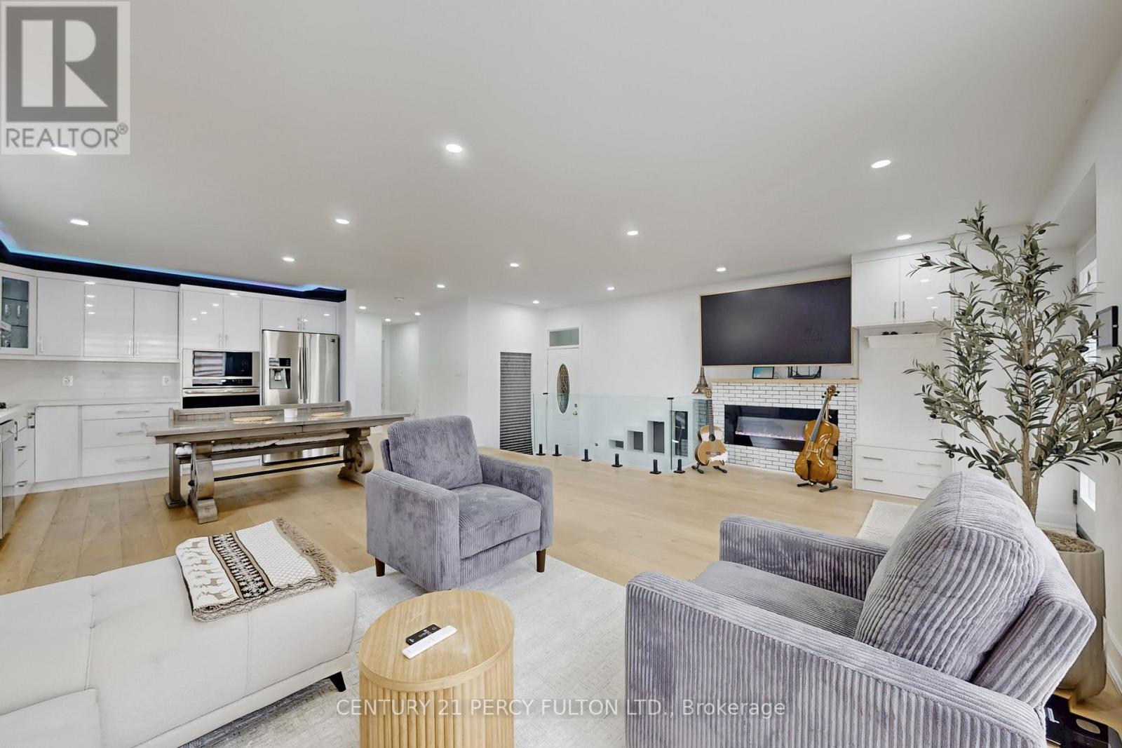 26 Farley Crescent, Toronto, Ontario  M9R 2A6 - Photo 7 - W12938218