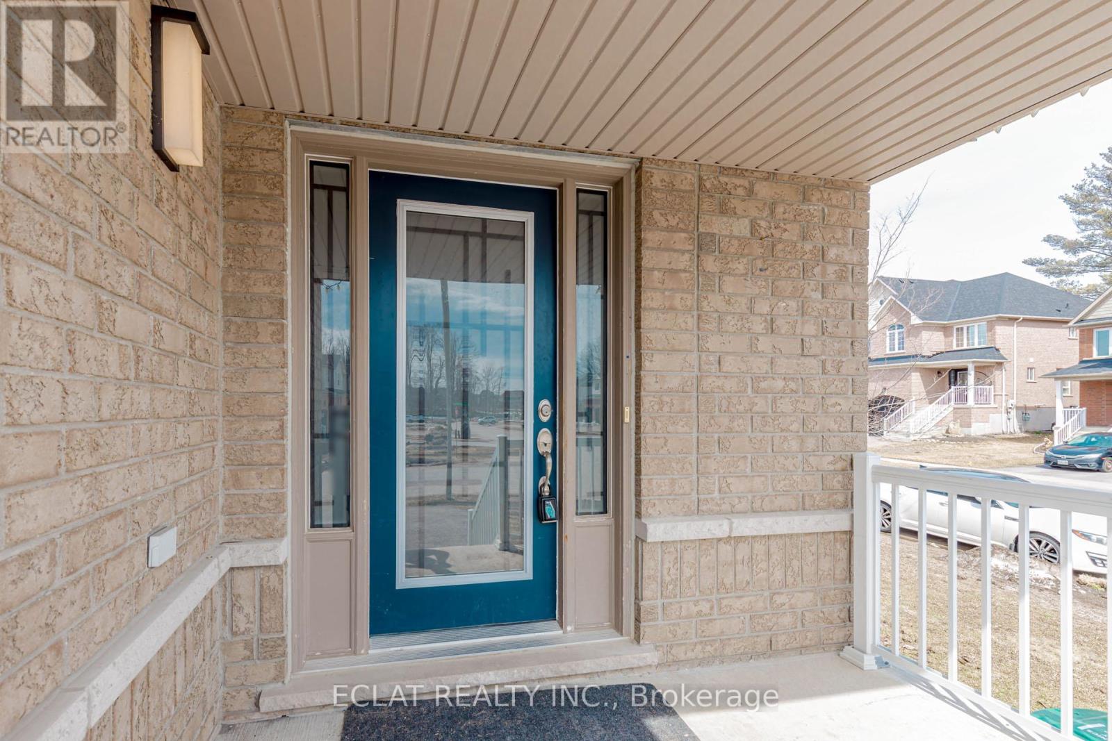 2 Lancaster Court, Barrie, Ontario  L4M 0G1 - Photo 2 - S12932026