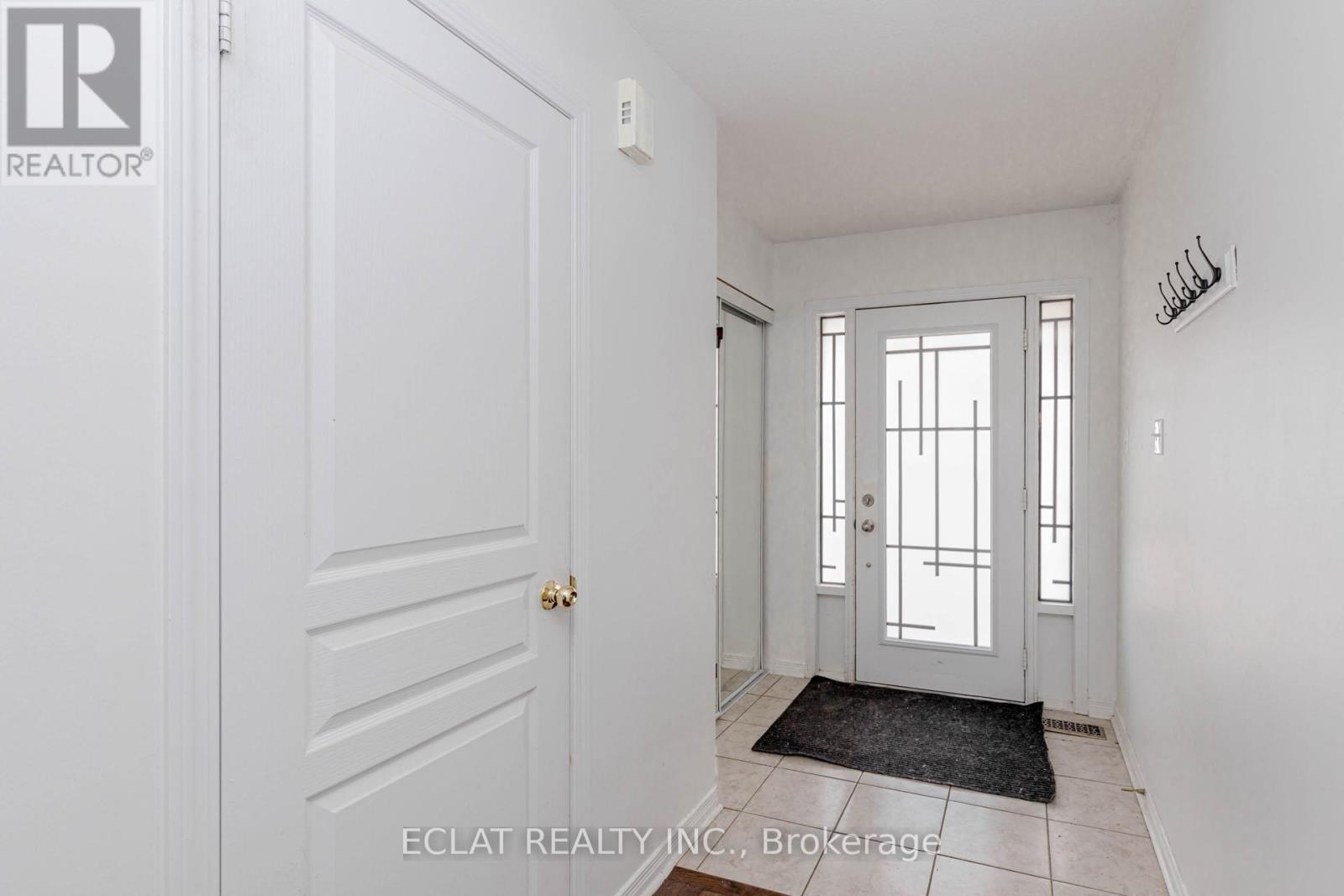 2 Lancaster Court, Barrie, Ontario  L4M 0G1 - Photo 4 - S12932026