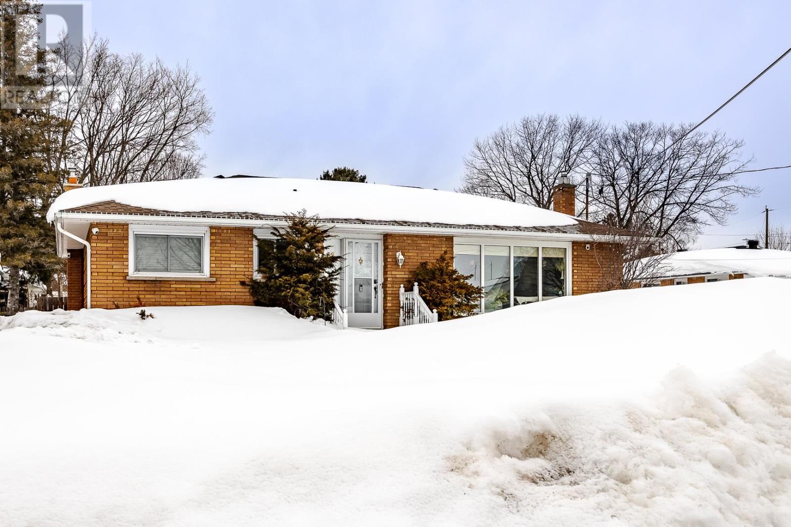 36 Oakbine Ave, Sault Ste. Marie, Ontario  P6B 4A1 - Photo 2 - SM260546