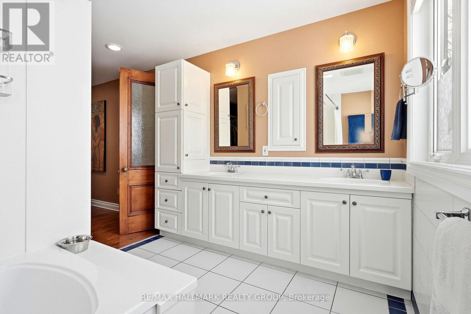 53 Scrivens Street, Ottawa, Ontario  K2B 8M6 - Photo 11 - X12926124