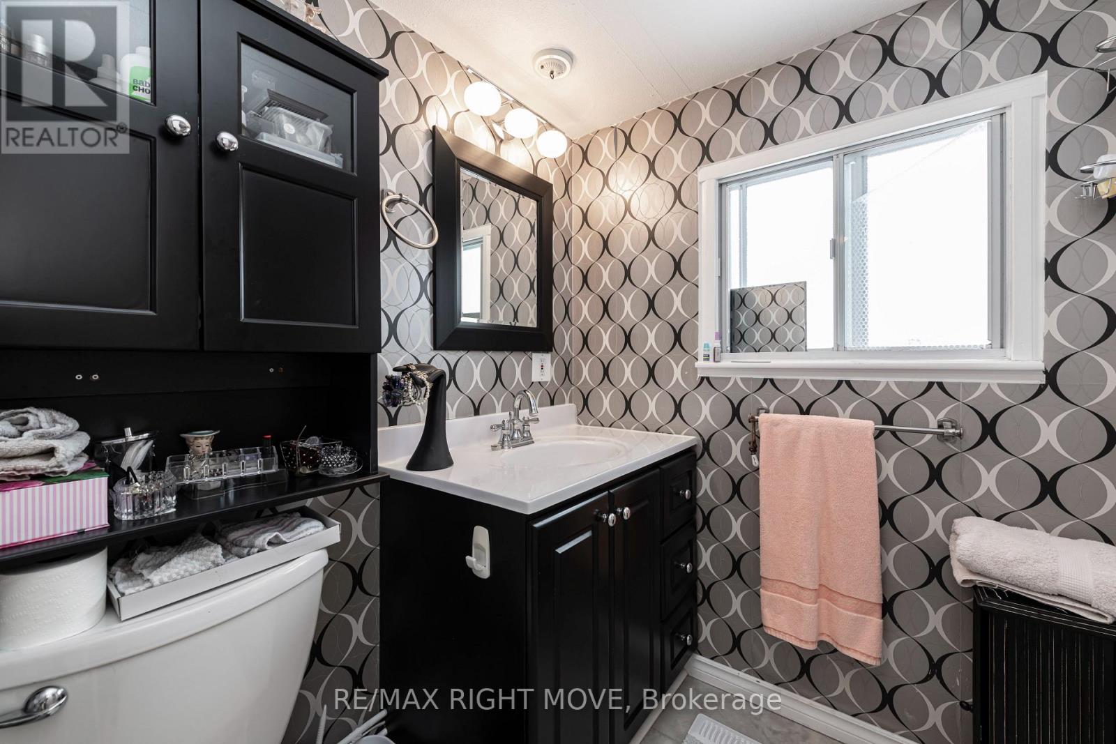 32 Cameron Drive, Oro-Medonte, Ontario  L0L 1T0 - Photo 10 - S12703380