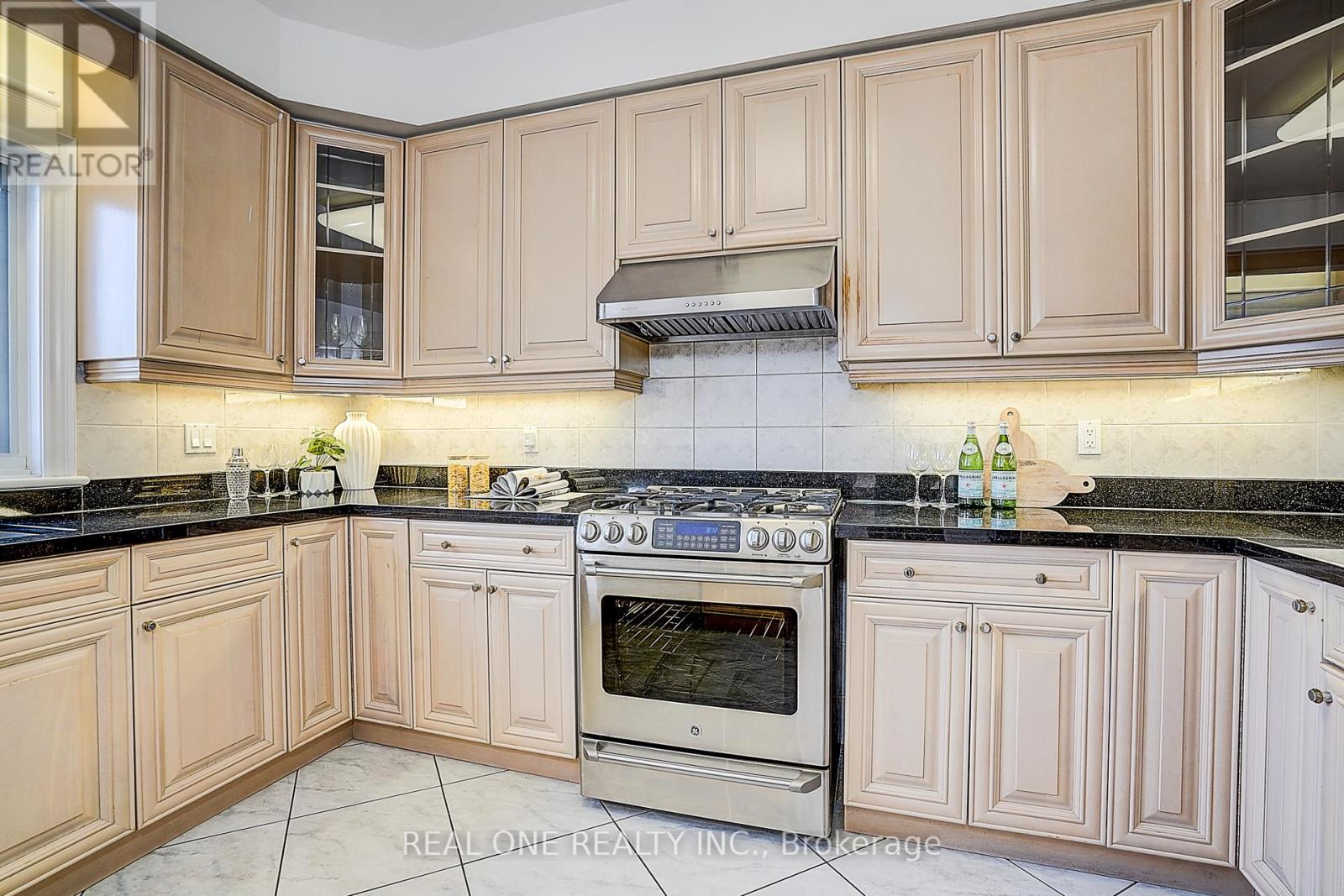 97 Springbrook Drive, Richmond Hill, Ontario  L4B 3P9 - Photo 20 - N12938328