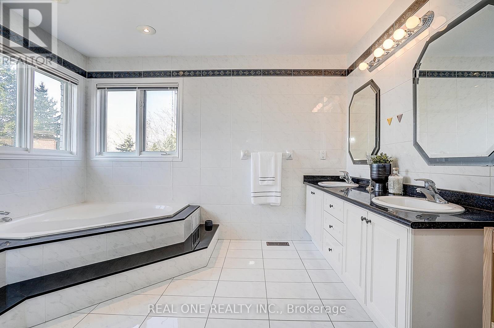 97 Springbrook Drive, Richmond Hill, Ontario  L4B 3P9 - Photo 29 - N12938328