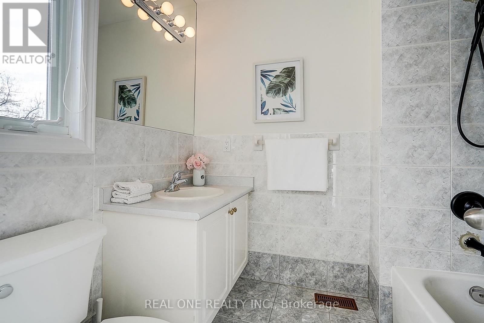 97 Springbrook Drive, Richmond Hill, Ontario  L4B 3P9 - Photo 32 - N12938328