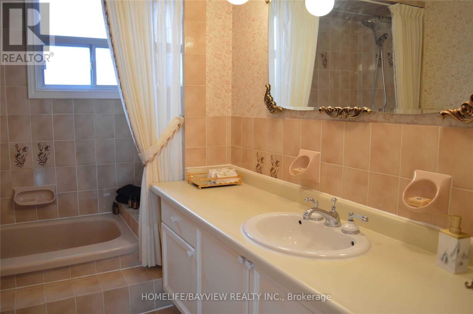 23 Arrowhead Drive, Vaughan, Ontario  L4L 4A4 - Photo 12 - N12938384