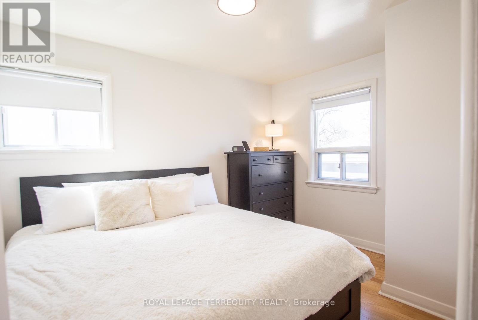 42 Sunray Crescent, Toronto, Ontario  M3M 2C5 - Photo 11 - W12936794