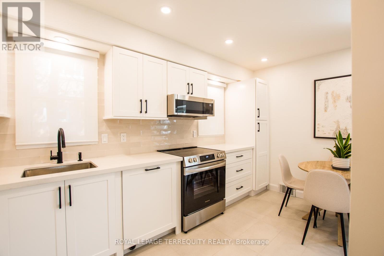 42 Sunray Crescent, Toronto, Ontario  M3M 2C5 - Photo 8 - W12936794