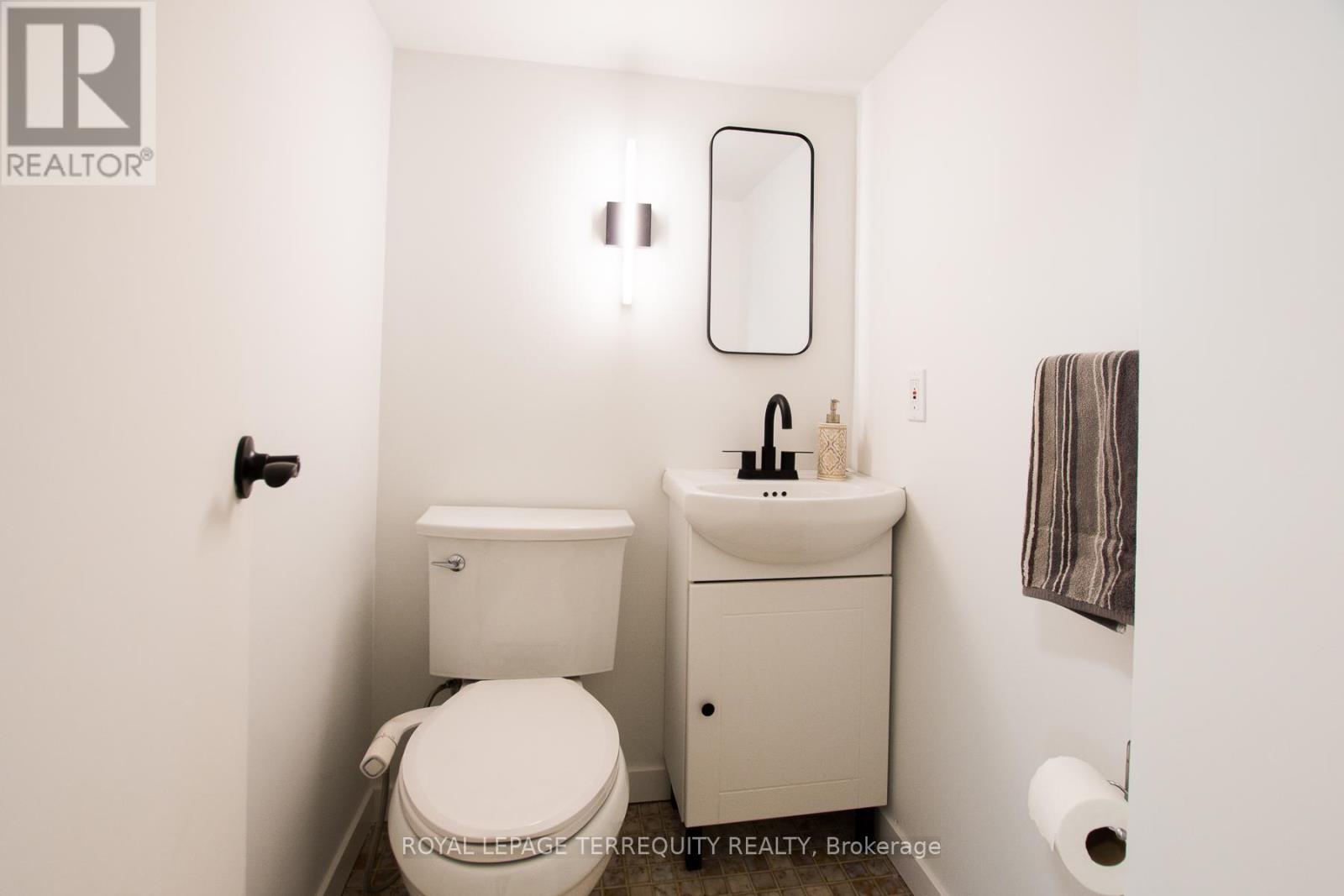 42 Sunray Crescent, Toronto, Ontario  M3M 2C5 - Photo 15 - W12936794