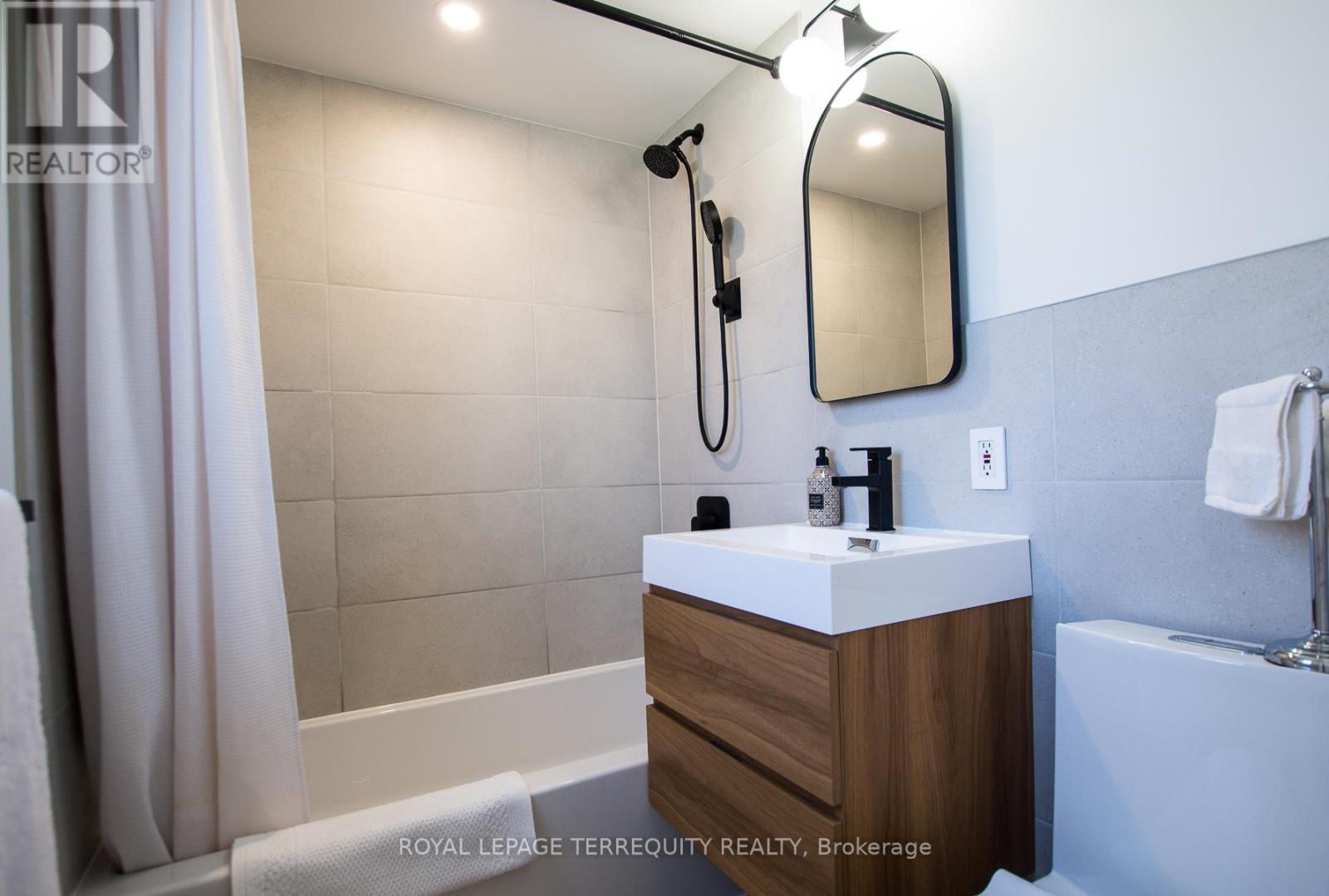 42 Sunray Crescent, Toronto, Ontario  M3M 2C5 - Photo 12 - W12936794