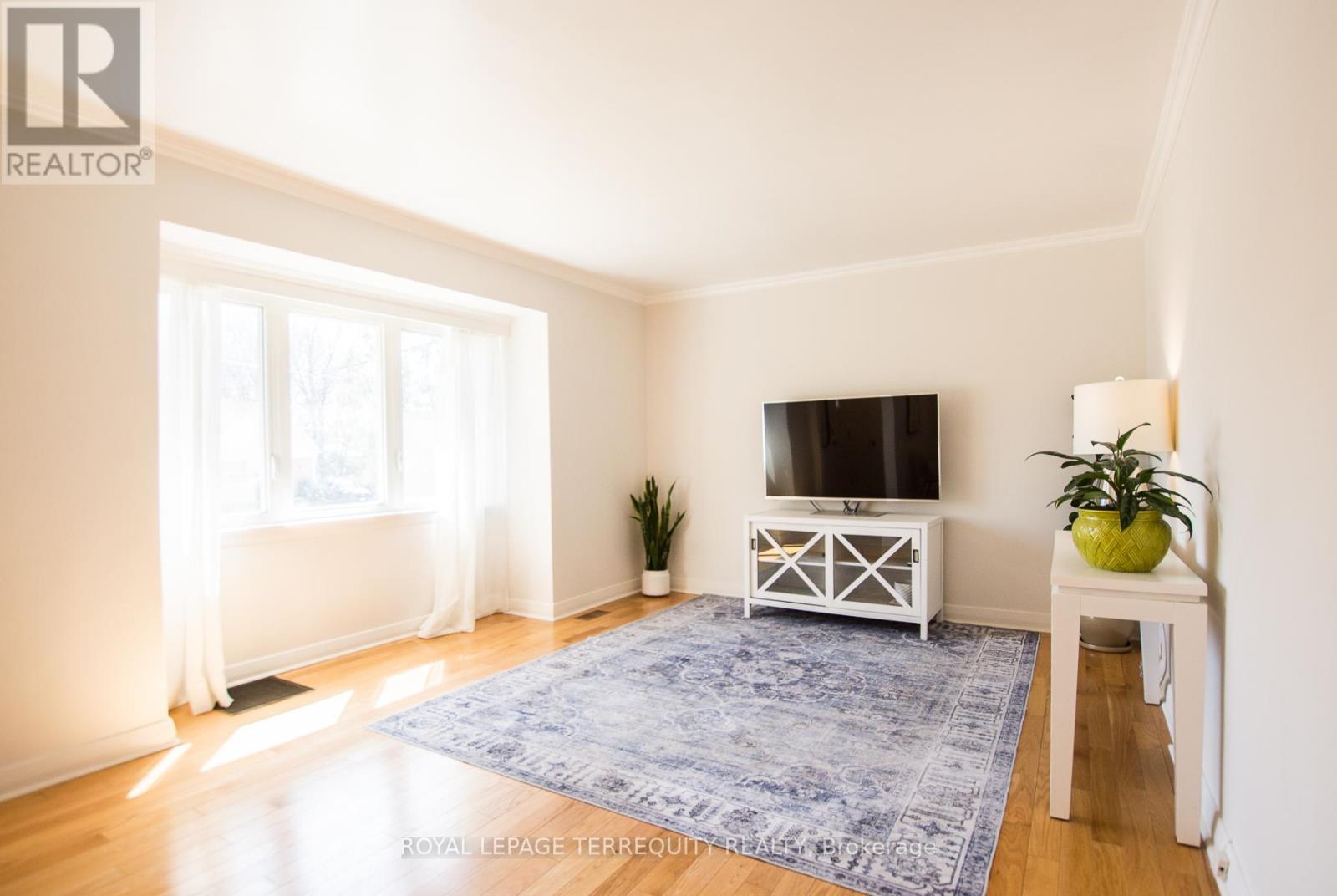 42 Sunray Crescent, Toronto, Ontario  M3M 2C5 - Photo 6 - W12936794