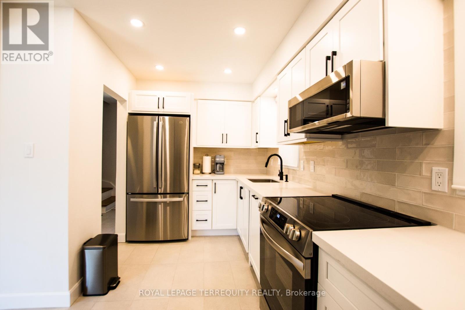 42 Sunray Crescent, Toronto, Ontario  M3M 2C5 - Photo 9 - W12936794