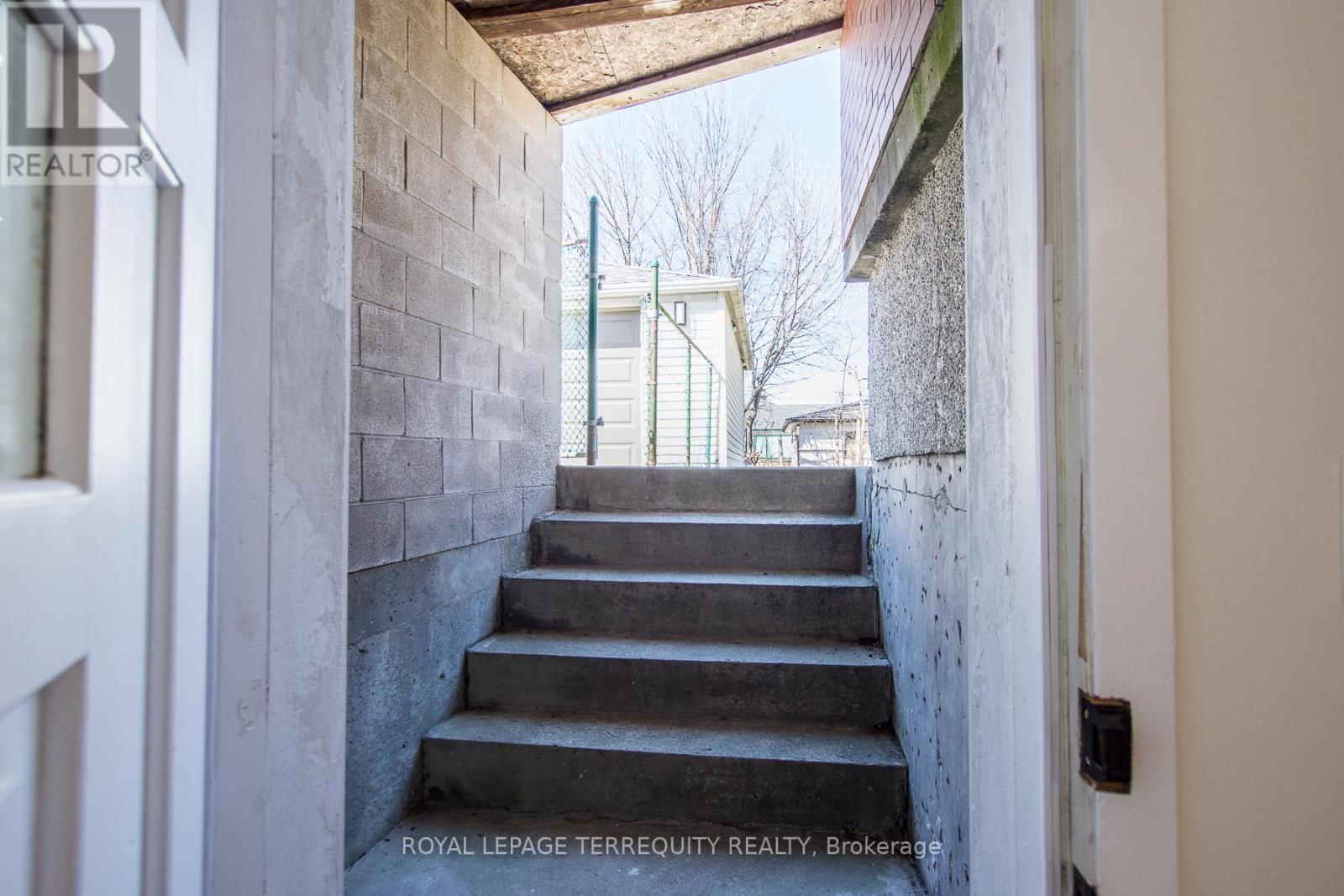 42 Sunray Crescent, Toronto, Ontario  M3M 2C5 - Photo 18 - W12936794