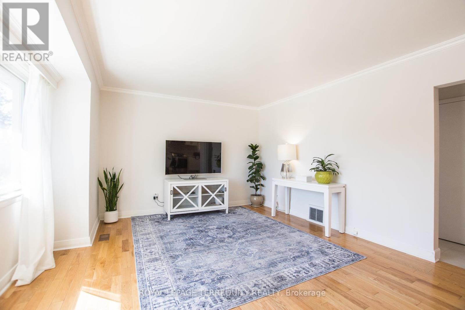 42 Sunray Crescent, Toronto, Ontario  M3M 2C5 - Photo 5 - W12936794