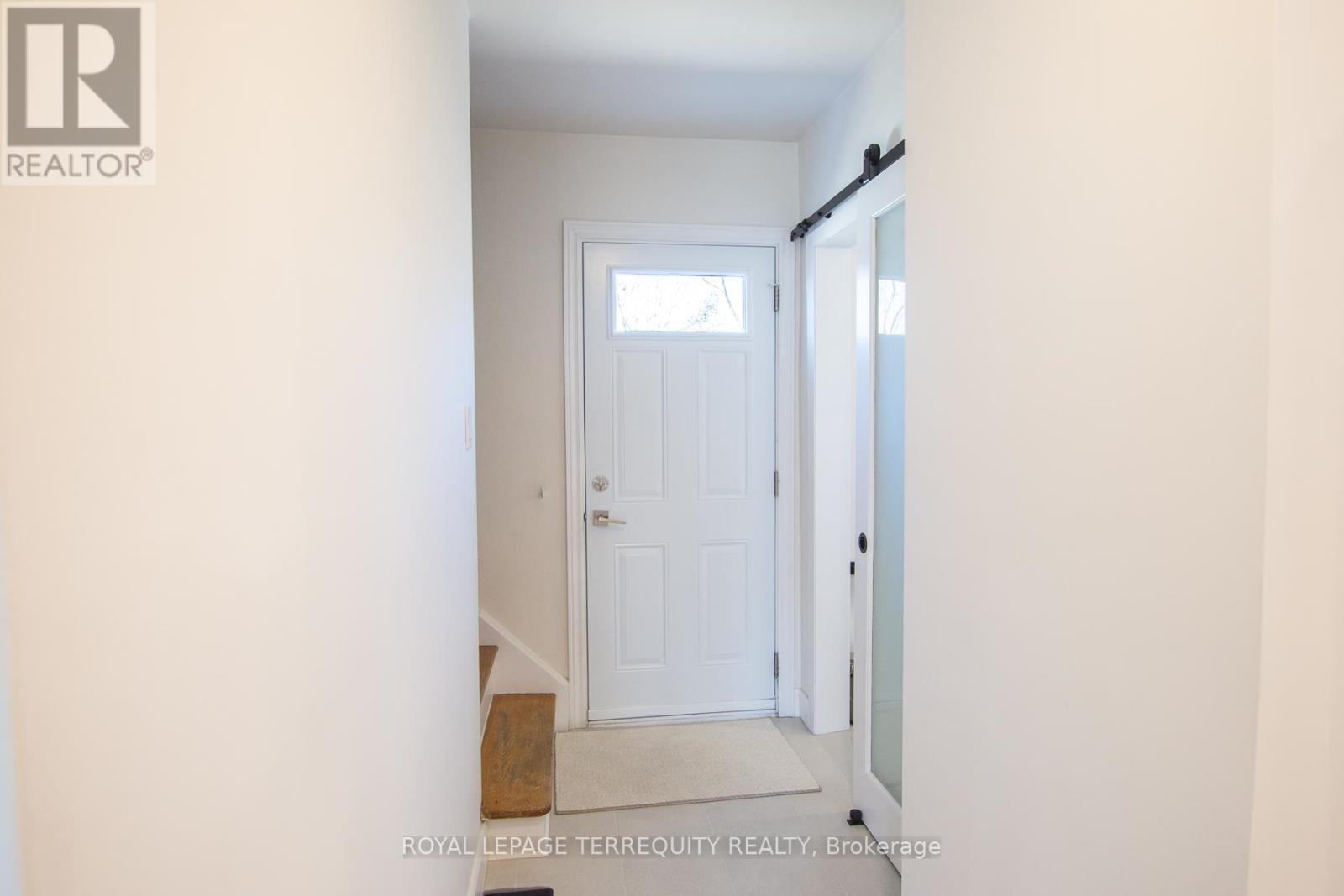 42 Sunray Crescent, Toronto, Ontario  M3M 2C5 - Photo 10 - W12936794