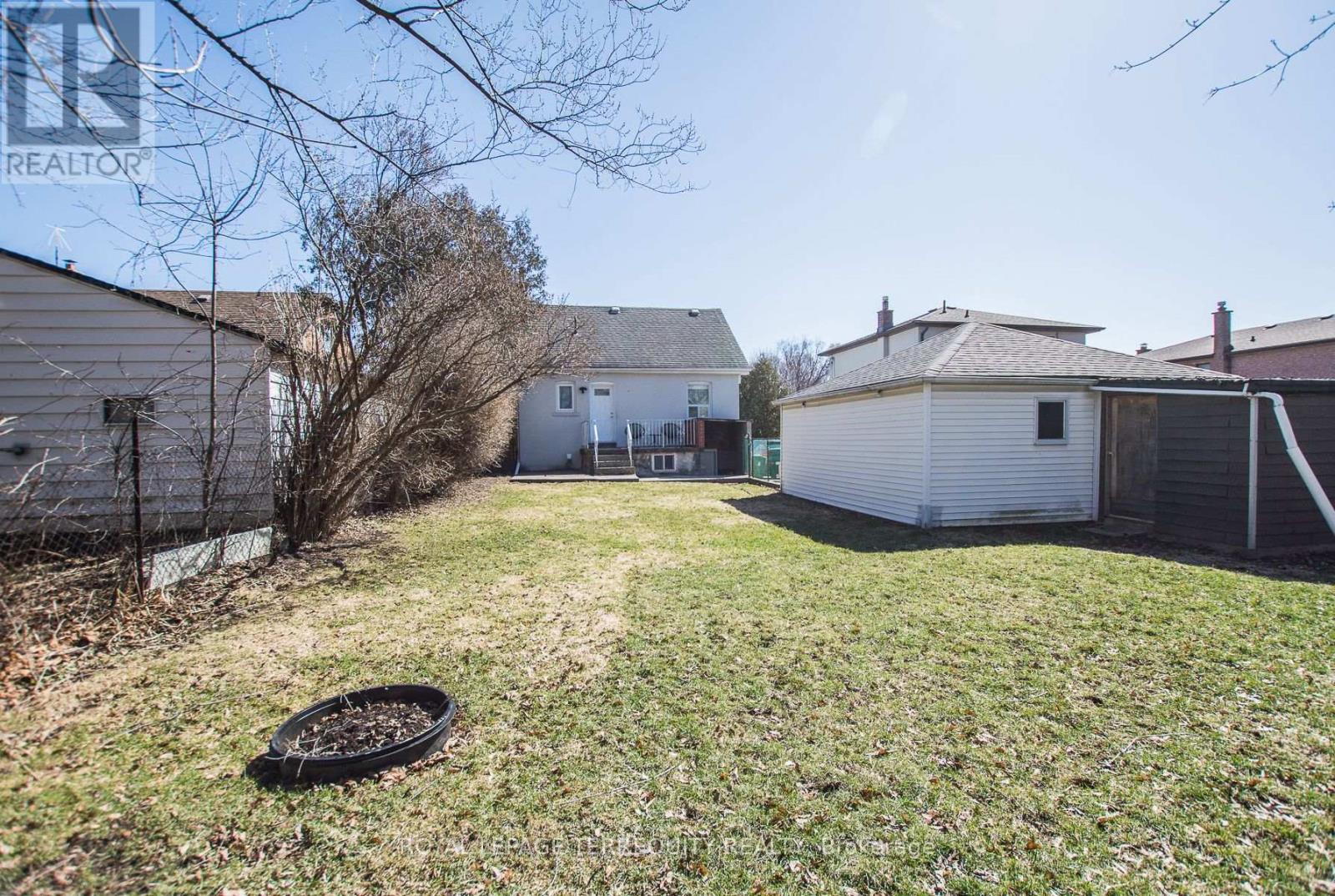 42 Sunray Crescent, Toronto, Ontario  M3M 2C5 - Photo 23 - W12936794