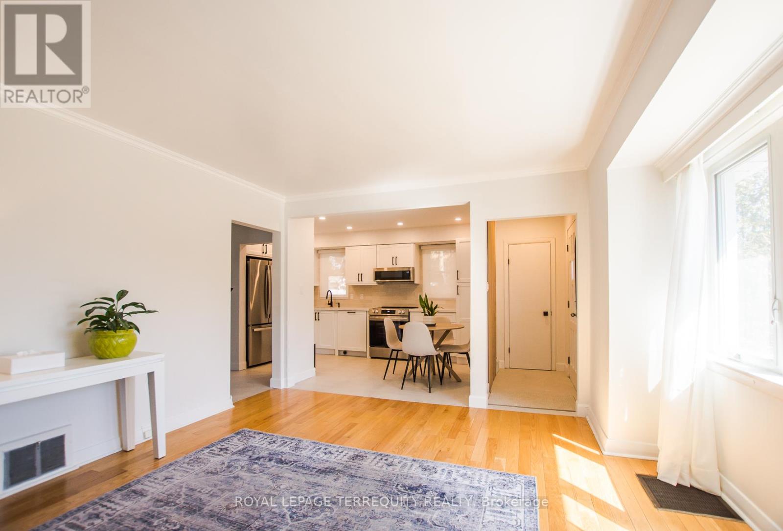 42 Sunray Crescent, Toronto, Ontario  M3M 2C5 - Photo 7 - W12936794