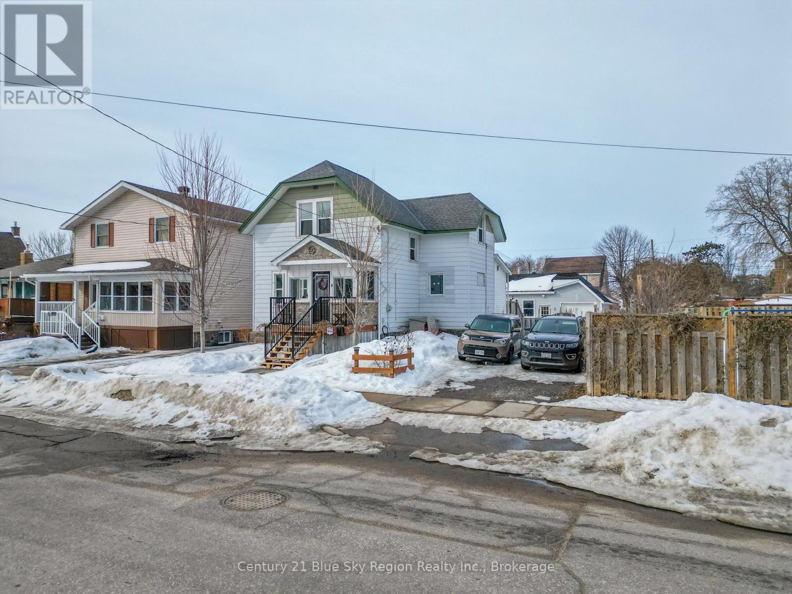 127 Fifth Avenue E, North Bay, Ontario  P1B 1N5 - Photo 1 - X12938348