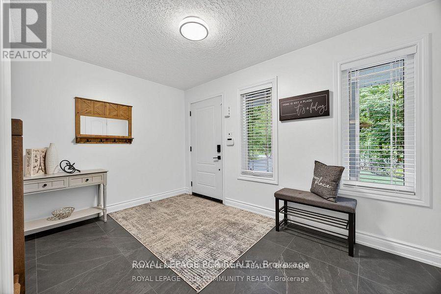 135 Huronwoods Drive, Oro-Medonte, Ontario  L0K 1E0 - Photo 5 - S12938414