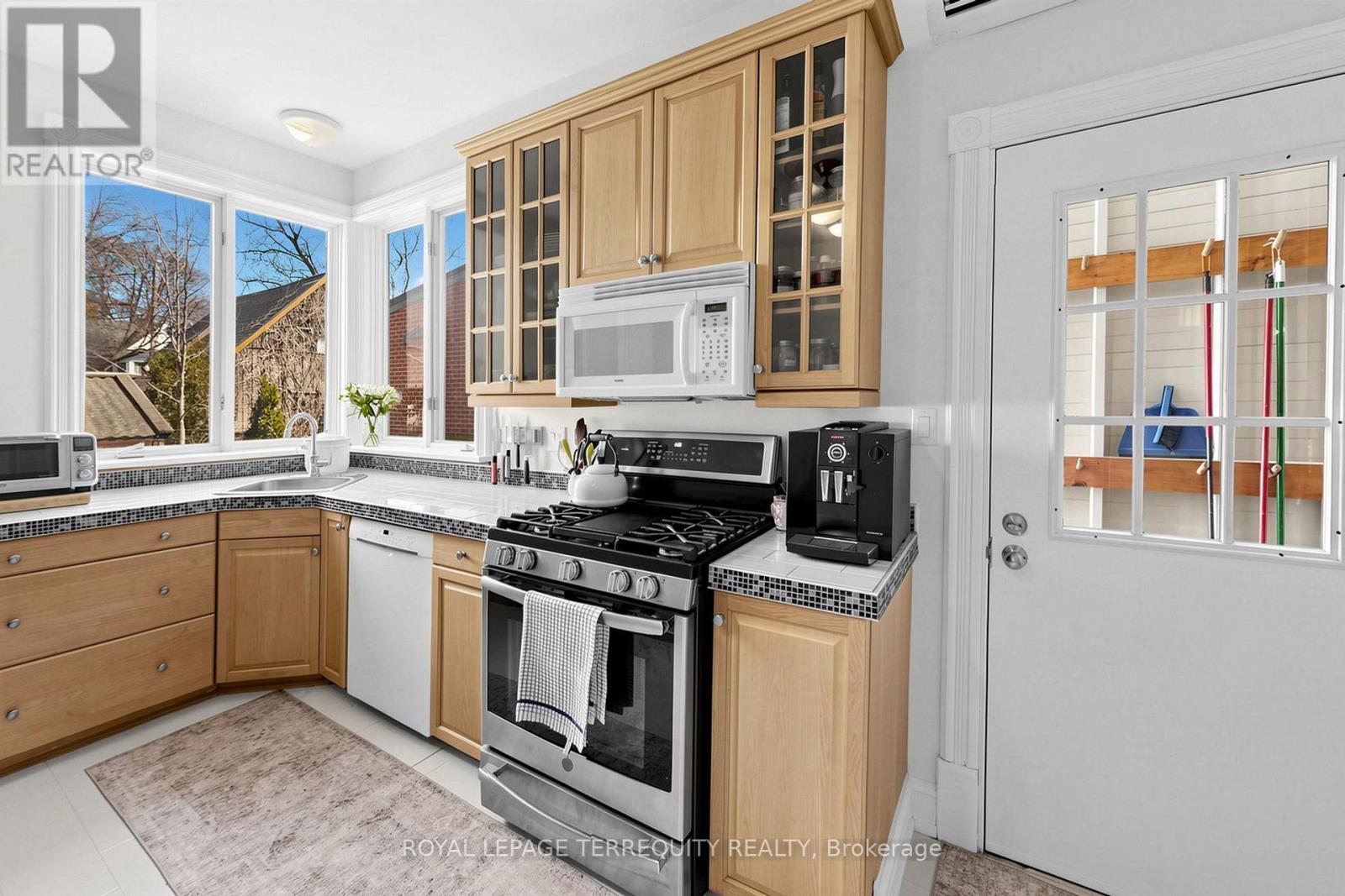 283 Pacific Avenue, Toronto, Ontario  M6P 2P8 - Photo 15 - W12938372