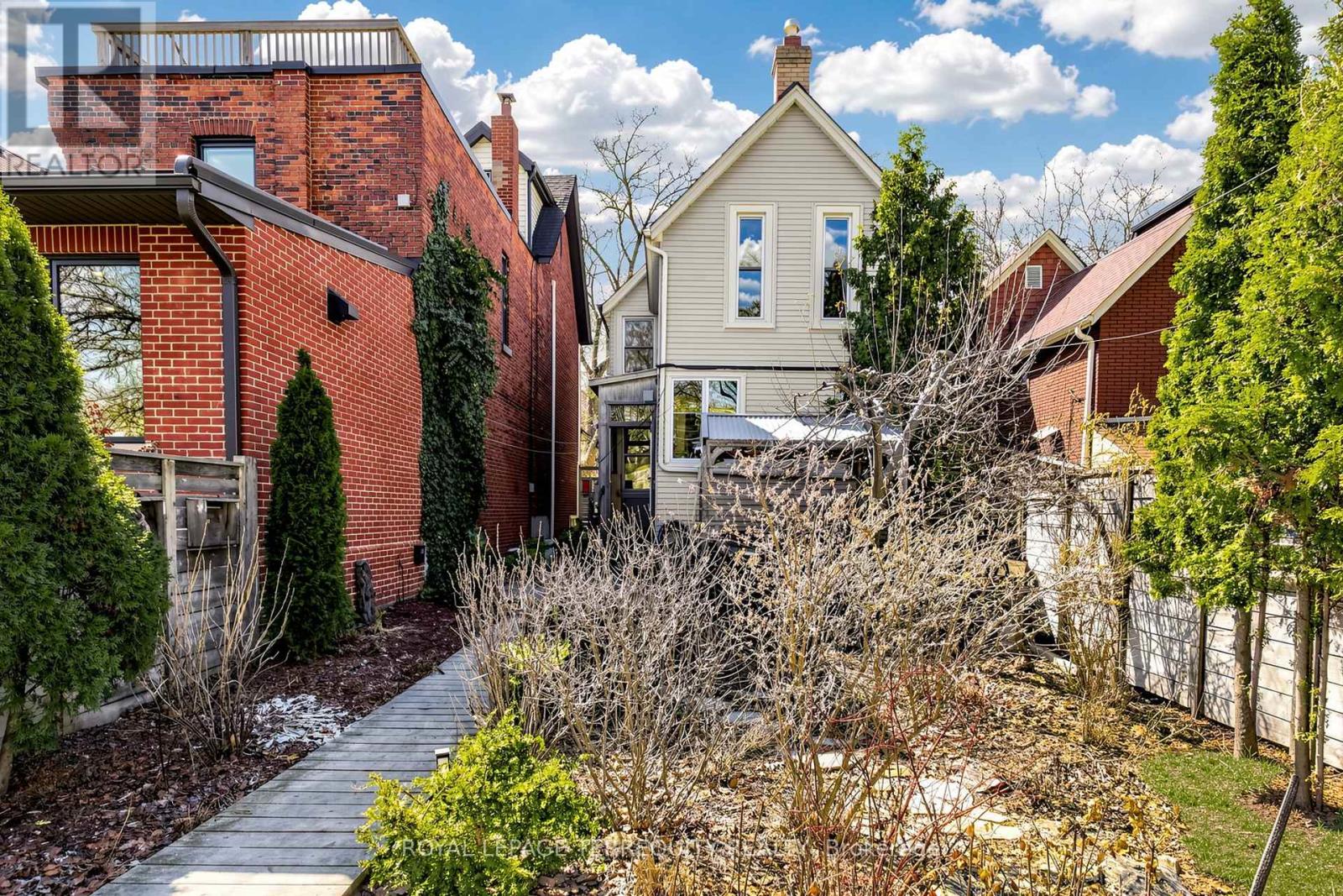 283 Pacific Avenue, Toronto, Ontario  M6P 2P8 - Photo 39 - W12938372