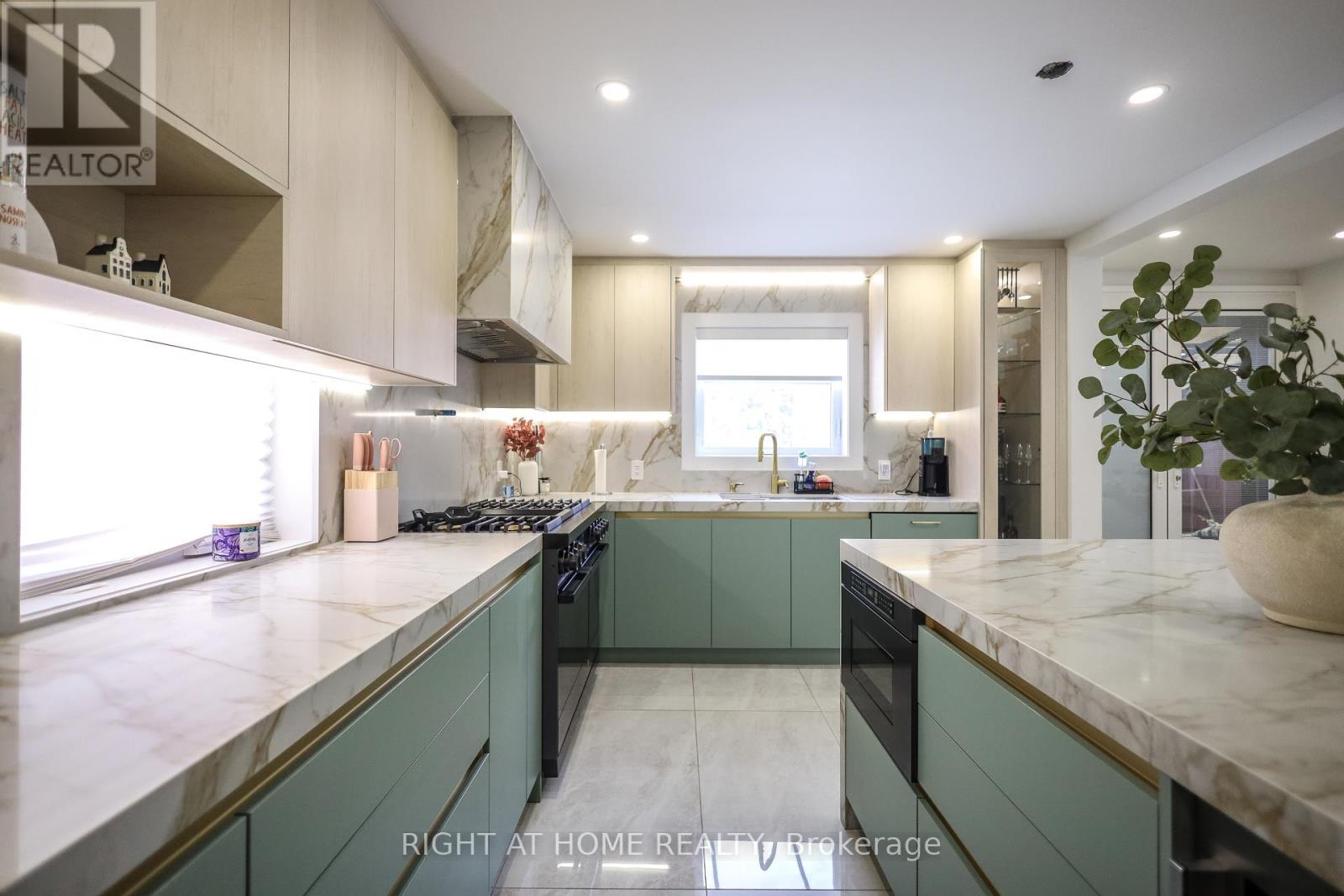 11 Sparta Road, Toronto, Ontario  M6L 2M4 - Photo 10 - W12938398