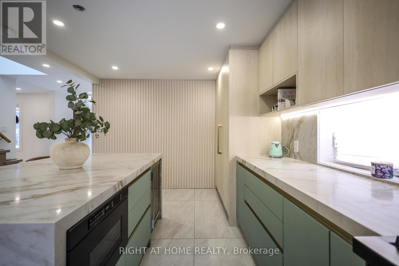 11 Sparta Road, Toronto, Ontario  M6L 2M4 - Photo 11 - W12938398