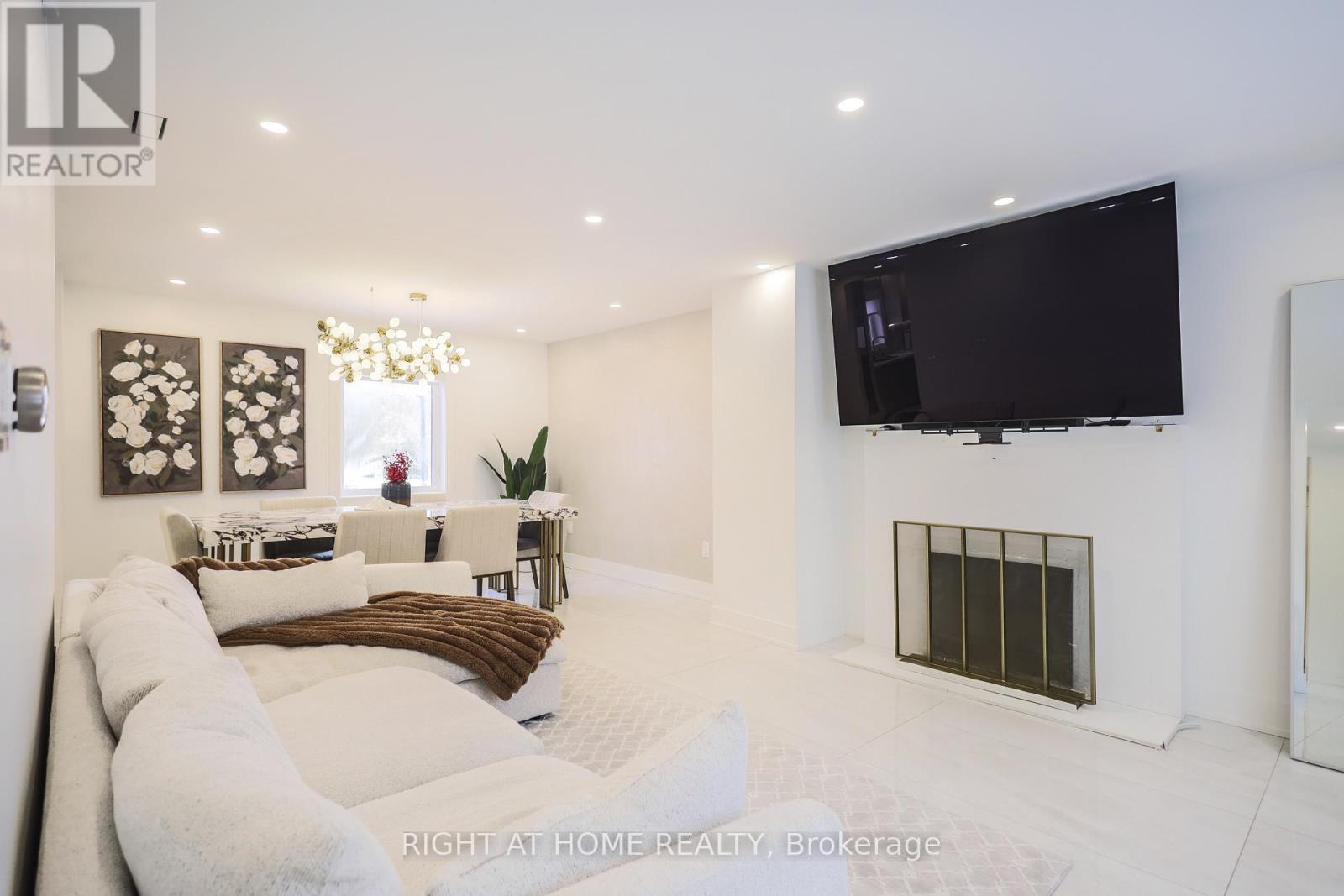 11 Sparta Road, Toronto, Ontario  M6L 2M4 - Photo 14 - W12938398