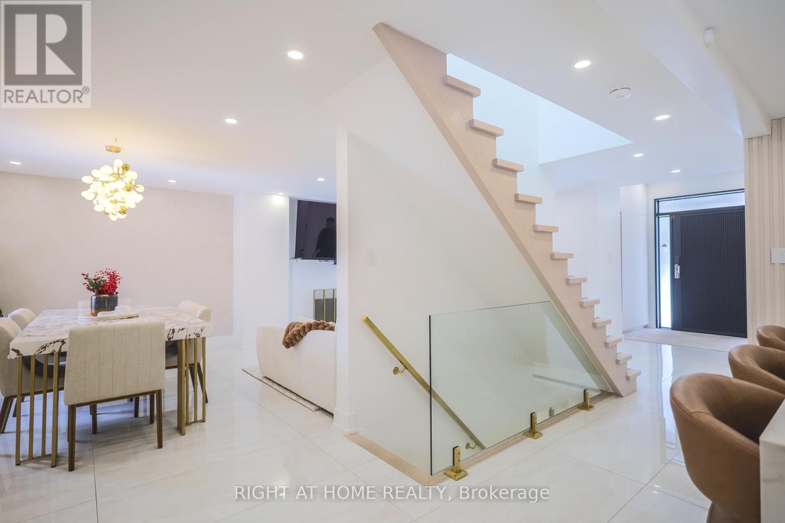 11 Sparta Road, Toronto, Ontario  M6L 2M4 - Photo 16 - W12938398