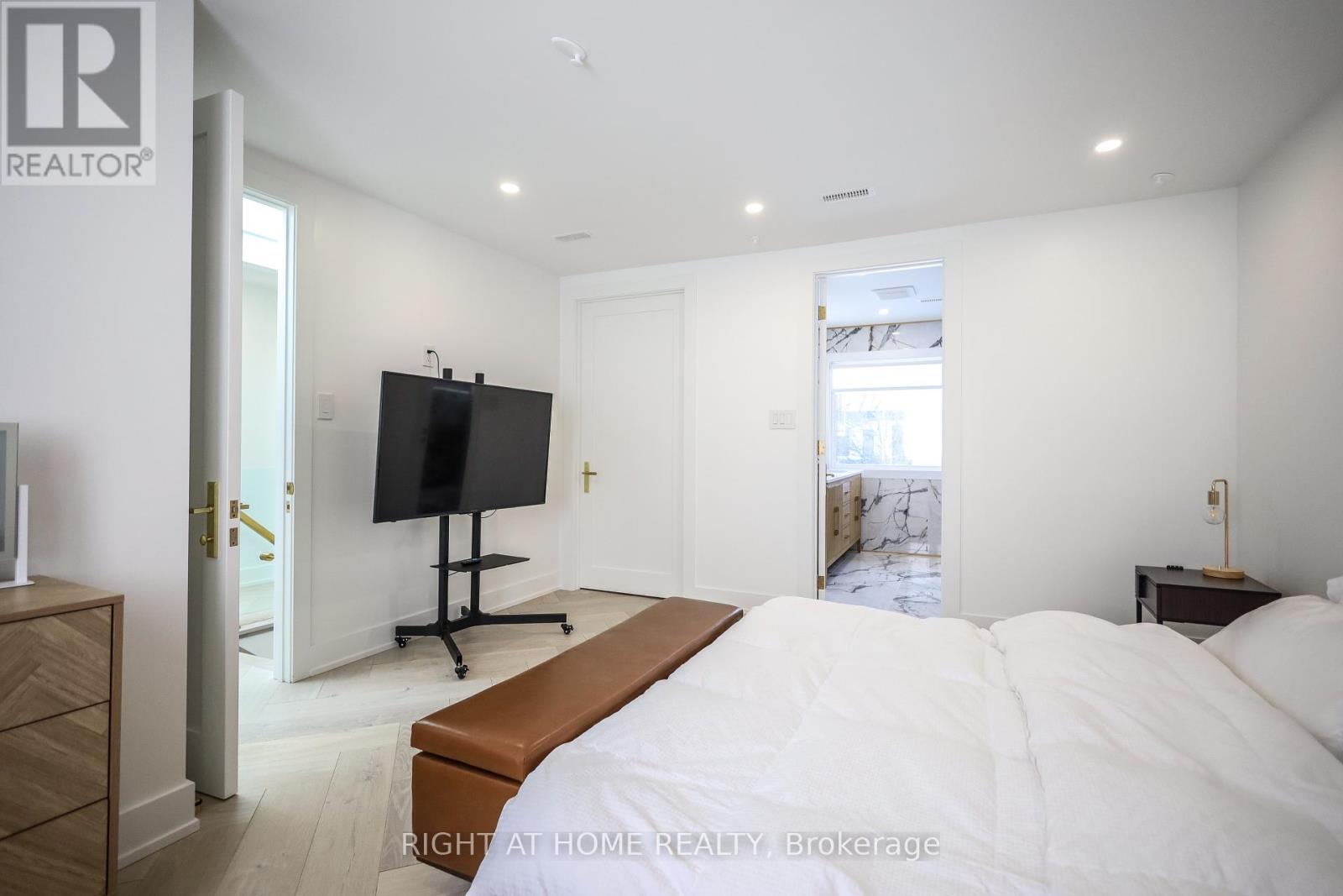 11 Sparta Road, Toronto, Ontario  M6L 2M4 - Photo 21 - W12938398