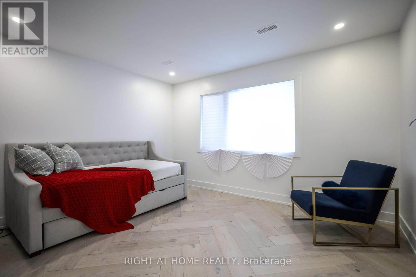 11 Sparta Road, Toronto, Ontario  M6L 2M4 - Photo 28 - W12938398