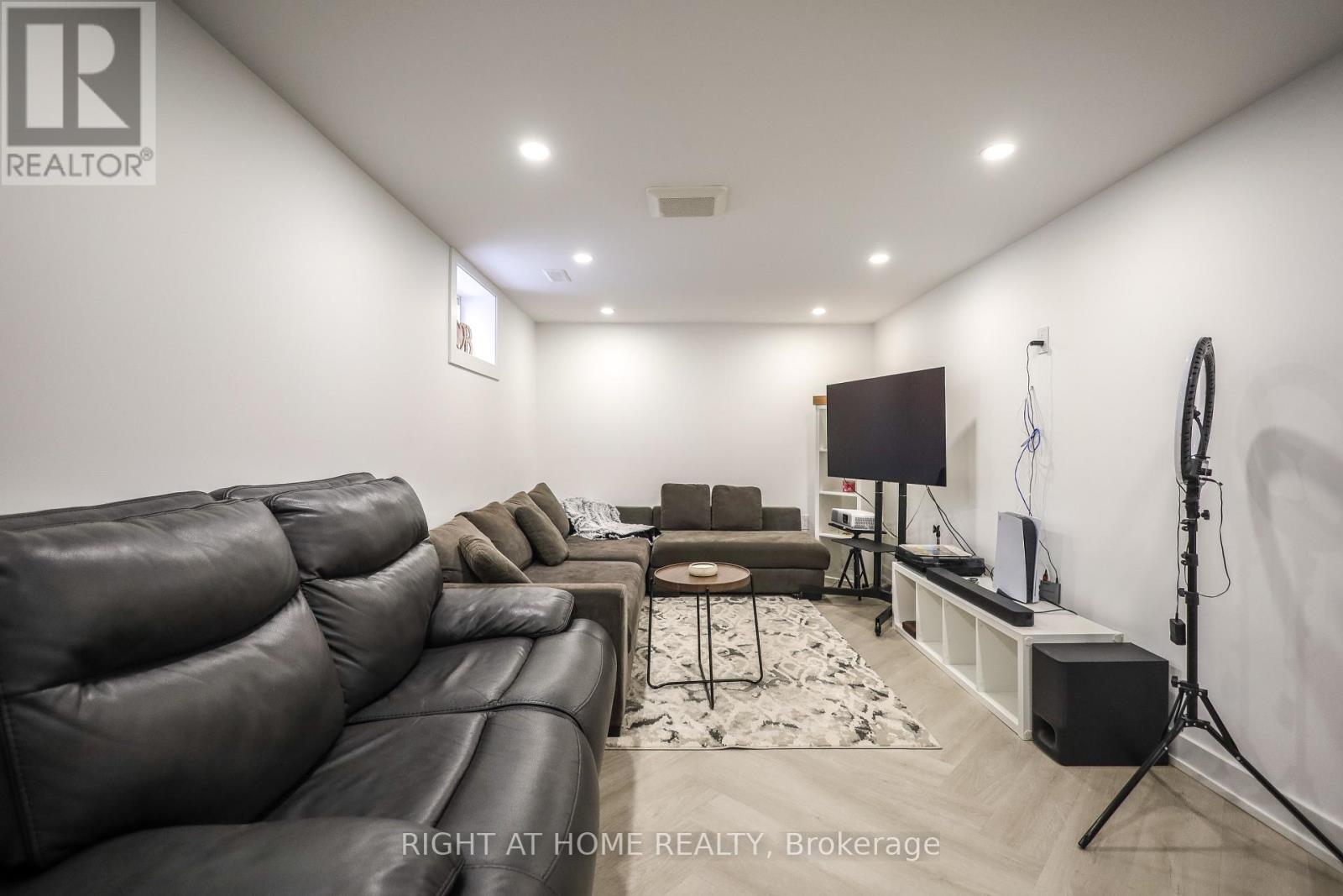 11 Sparta Road, Toronto, Ontario  M6L 2M4 - Photo 31 - W12938398