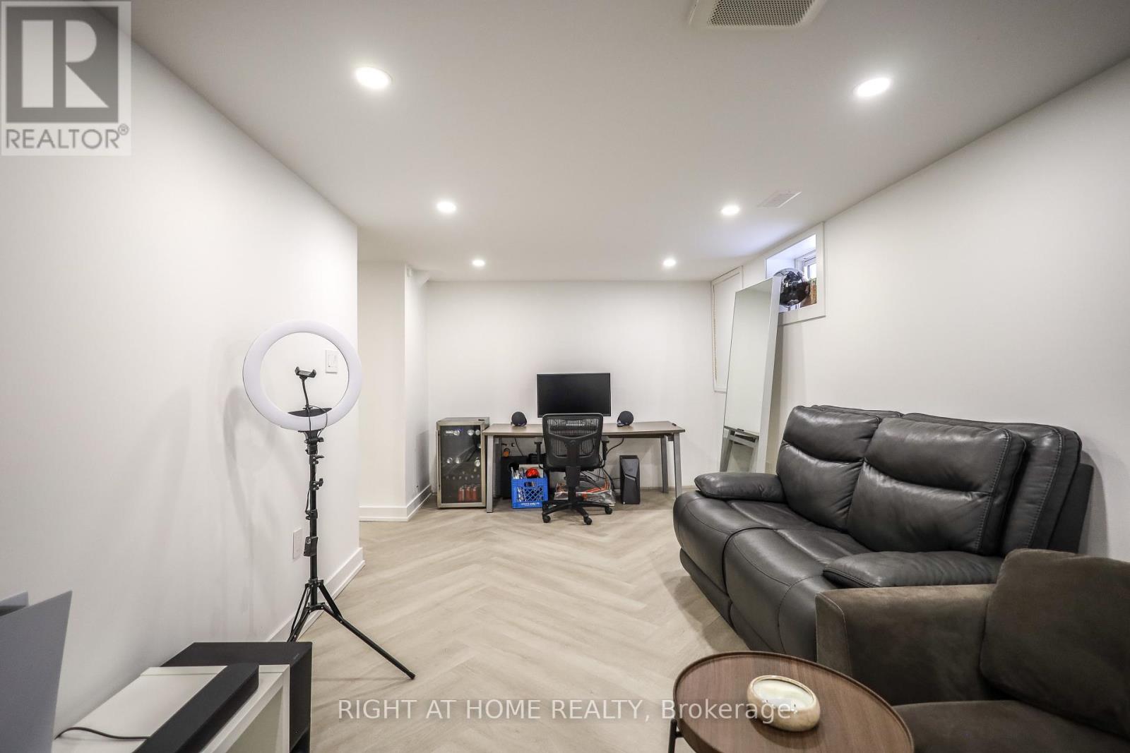 11 Sparta Road, Toronto, Ontario  M6L 2M4 - Photo 32 - W12938398