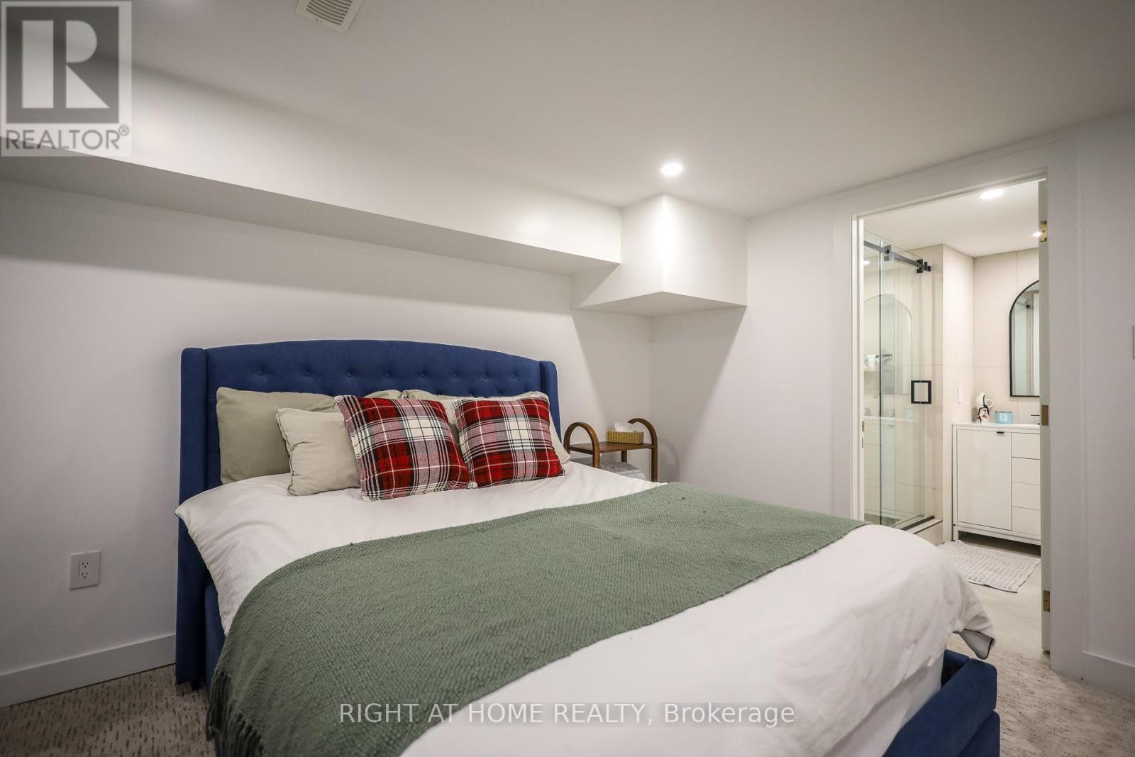 11 Sparta Road, Toronto, Ontario  M6L 2M4 - Photo 37 - W12938398