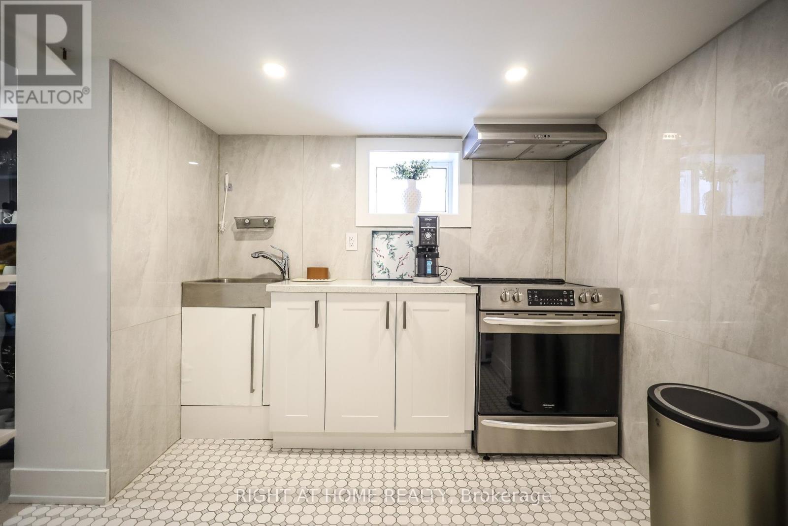 11 Sparta Road, Toronto, Ontario  M6L 2M4 - Photo 38 - W12938398