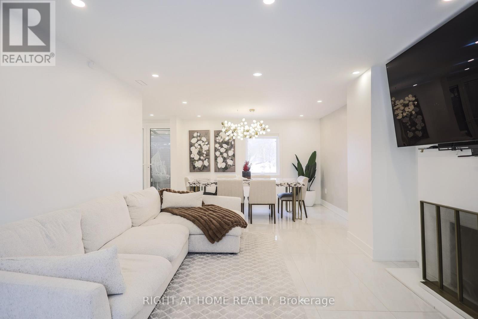 11 Sparta Road, Toronto, Ontario  M6L 2M4 - Photo 4 - W12938398