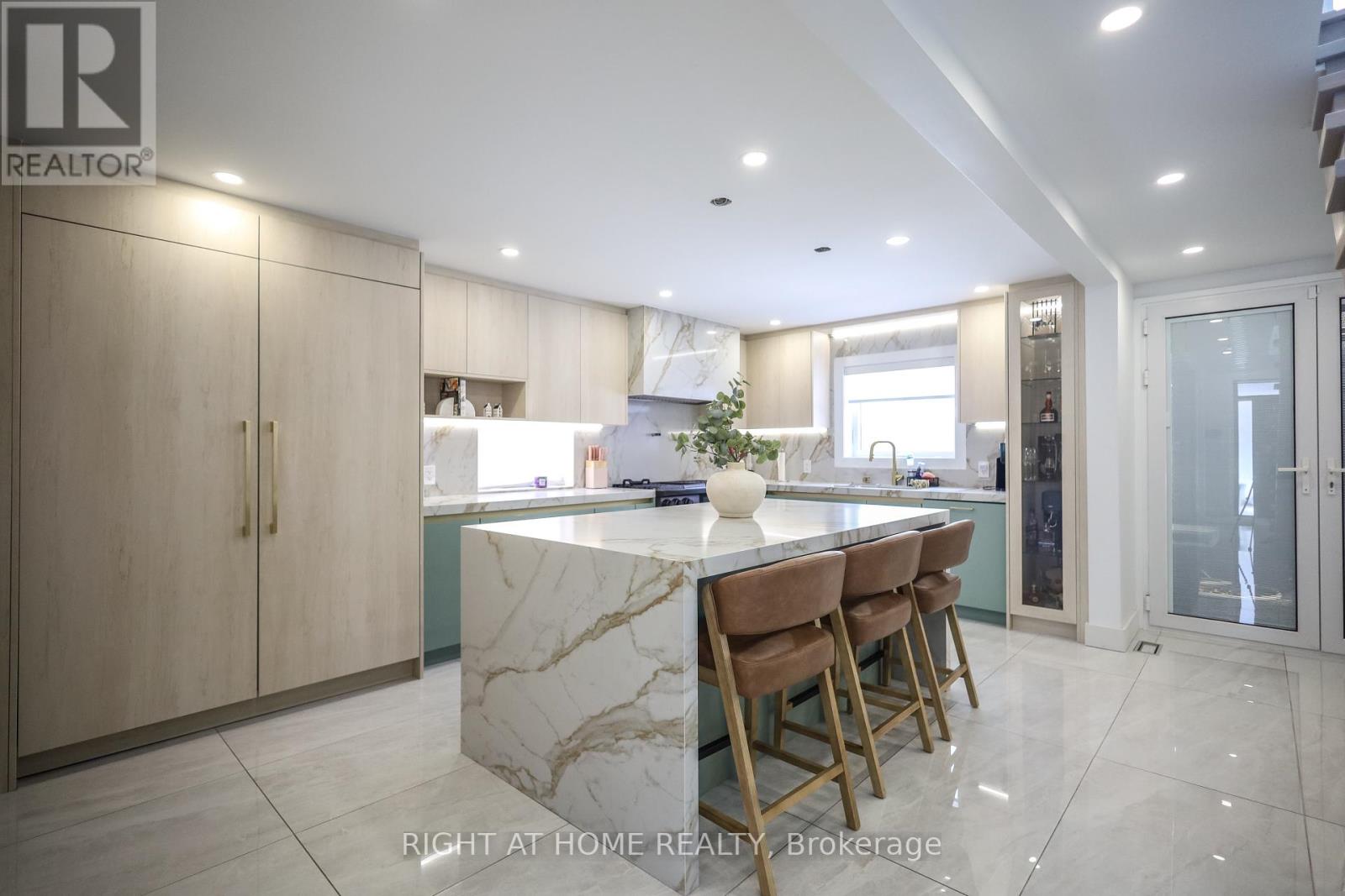 11 Sparta Road, Toronto, Ontario  M6L 2M4 - Photo 6 - W12938398