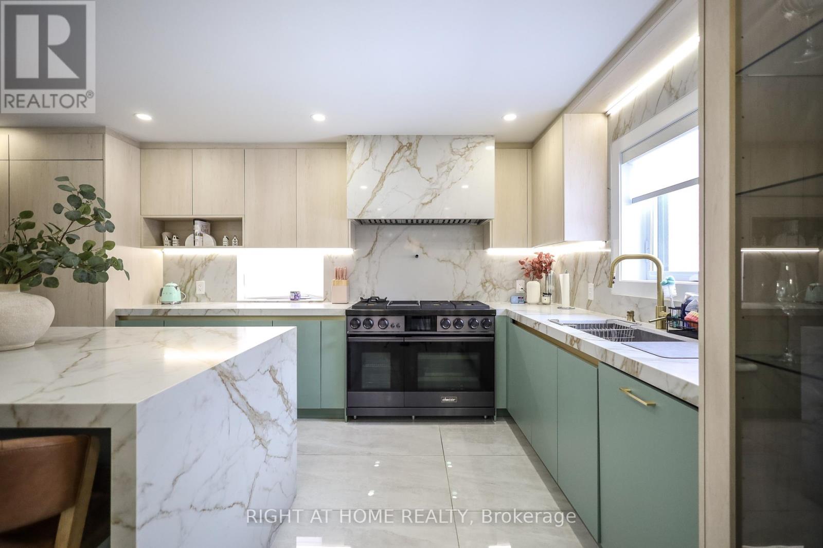 11 Sparta Road, Toronto, Ontario  M6L 2M4 - Photo 7 - W12938398