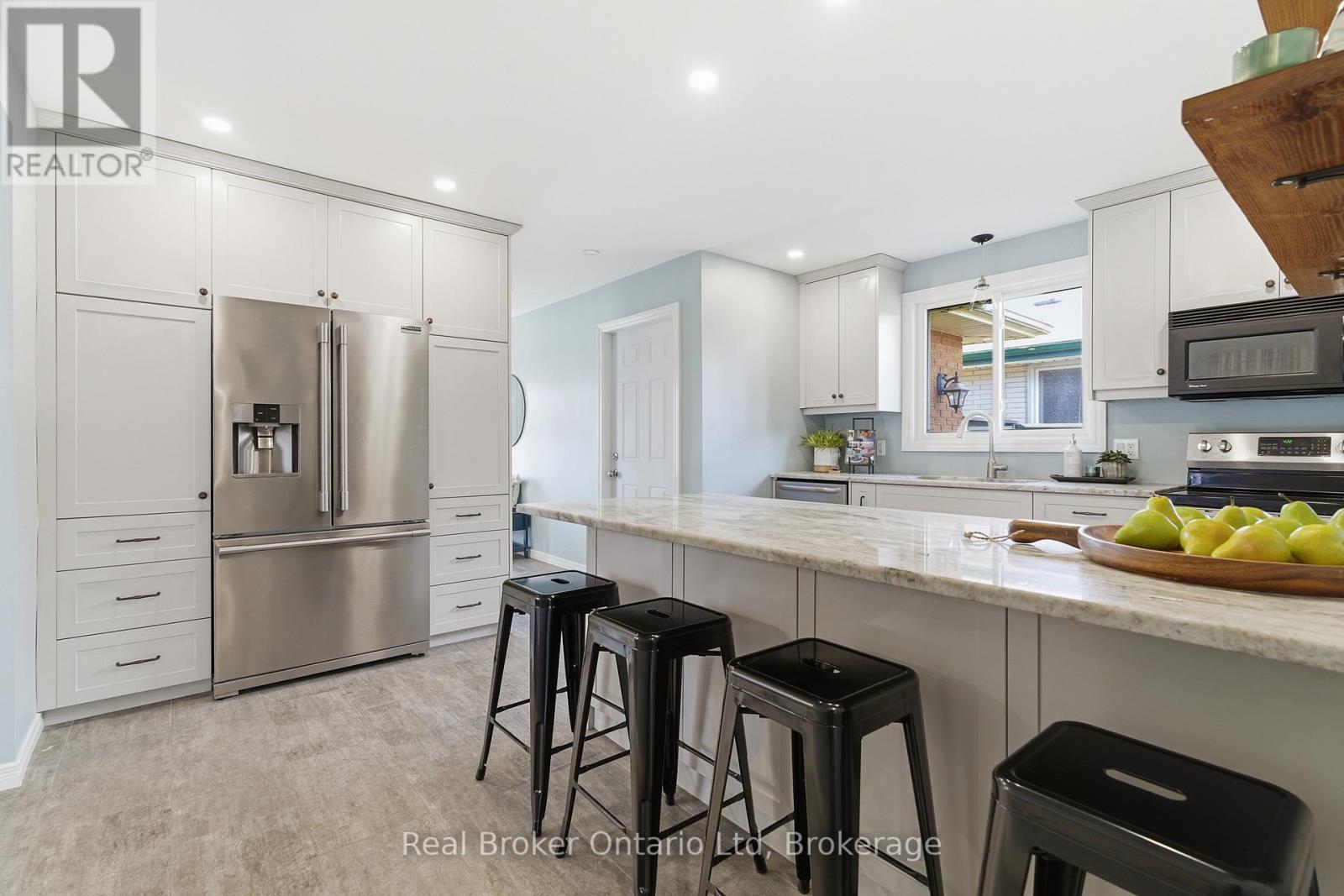 10 Brookside Crescent, Kitchener, Ontario  N2N 1H1 - Photo 8 - X12938508