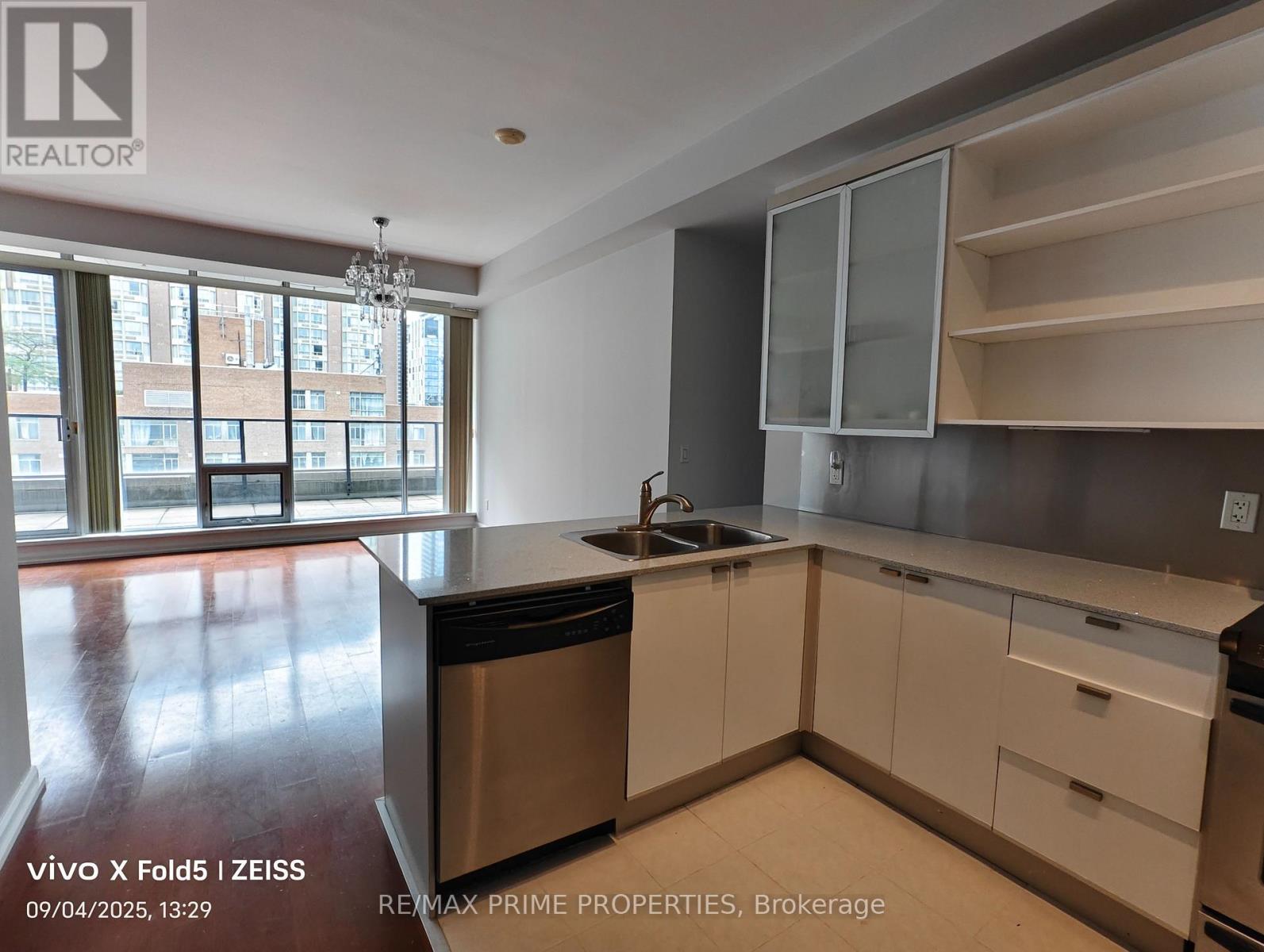 1823 - 111 Elizabeth Street, Toronto, Ontario  M5G 1P7 - Photo 2 - C12938778