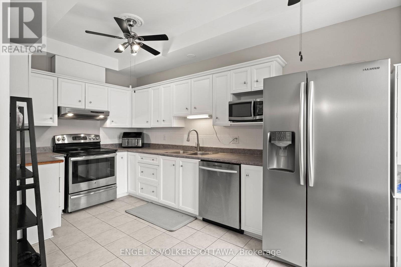 37 Laumann Court, Ottawa, Ontario  K2S 1V9 - Photo 12 - X12938474