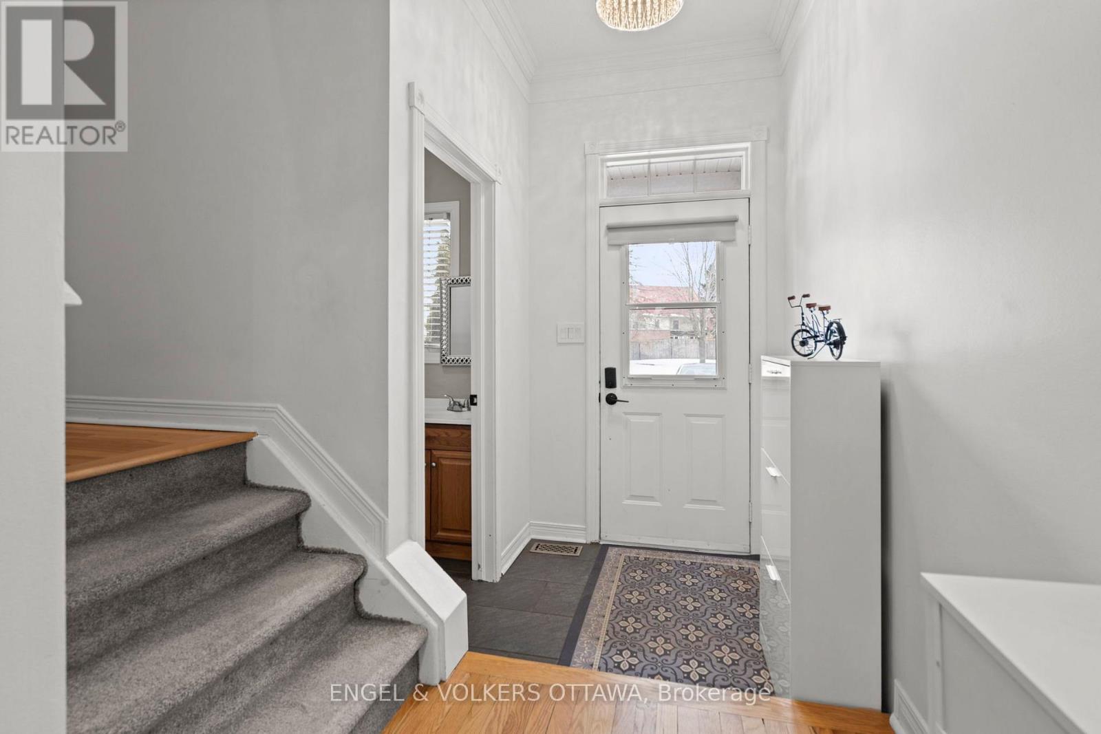 37 Laumann Court, Ottawa, Ontario  K2S 1V9 - Photo 2 - X12938474