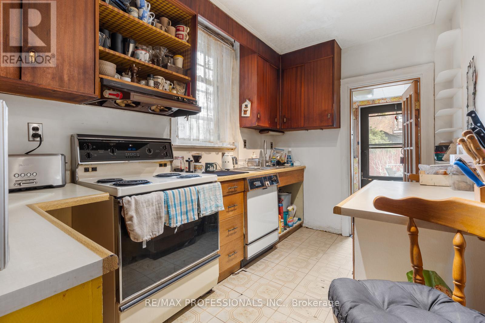 857 Windermere Avenue, Toronto, Ontario  M6S 3M5 - Photo 5 - W12915900