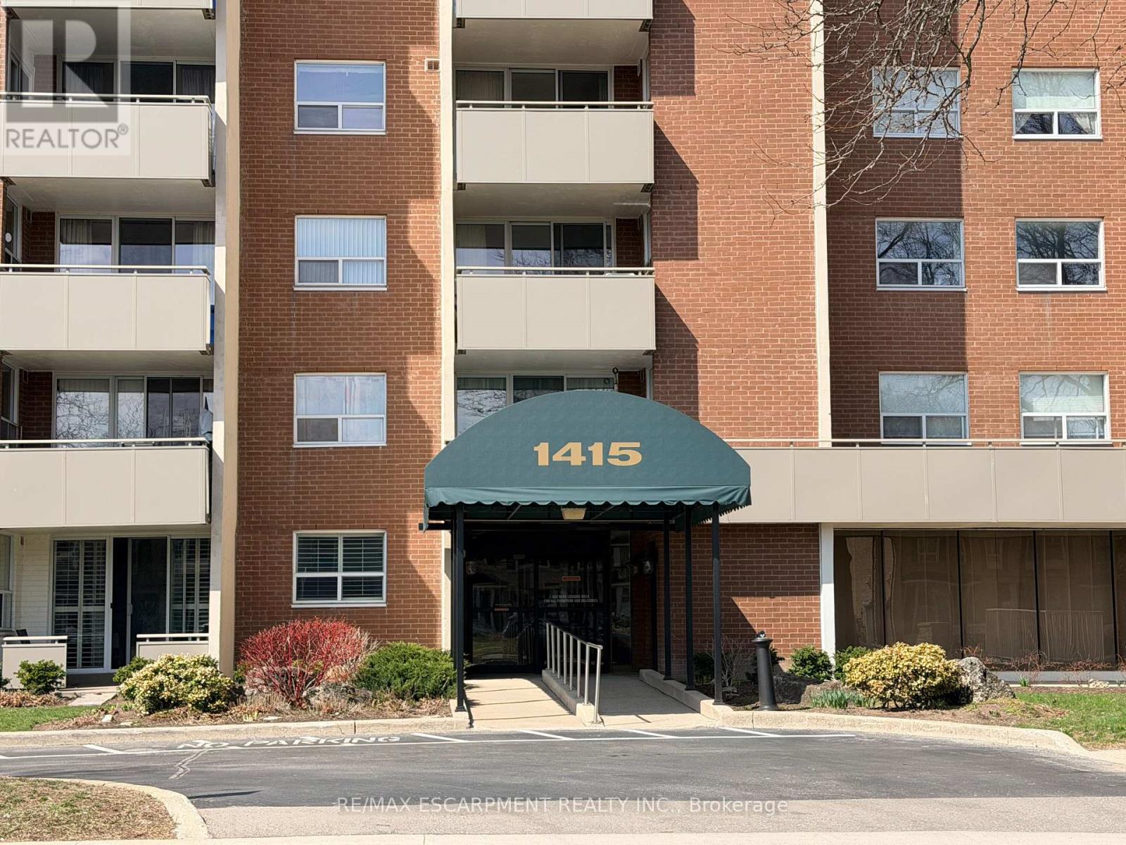 705 - 1415 Ghent Avenue, Burlington, Ontario  L7S 1X4 - Photo 2 - W12938448