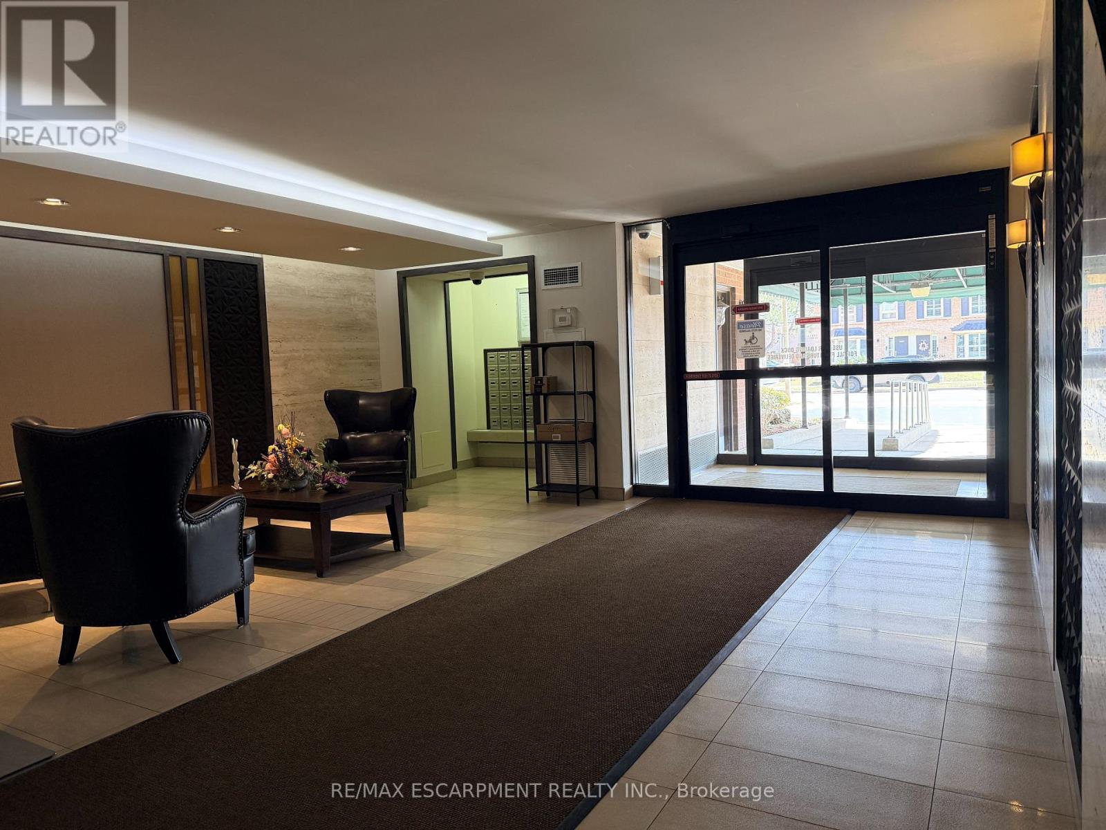 705 - 1415 Ghent Avenue, Burlington, Ontario  L7S 1X4 - Photo 3 - W12938448