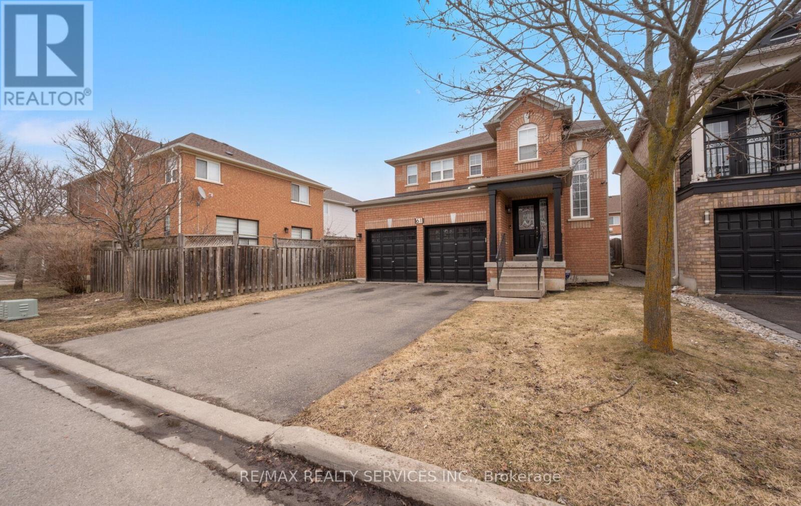 61 Earl Grey Crescent, Brampton, Ontario  L7A 2L2 - Photo 2 - W12938458
