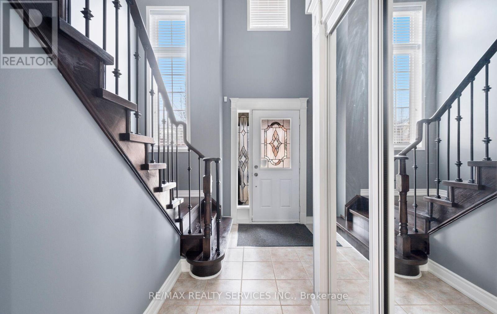 61 Earl Grey Crescent, Brampton, Ontario  L7A 2L2 - Photo 5 - W12938458